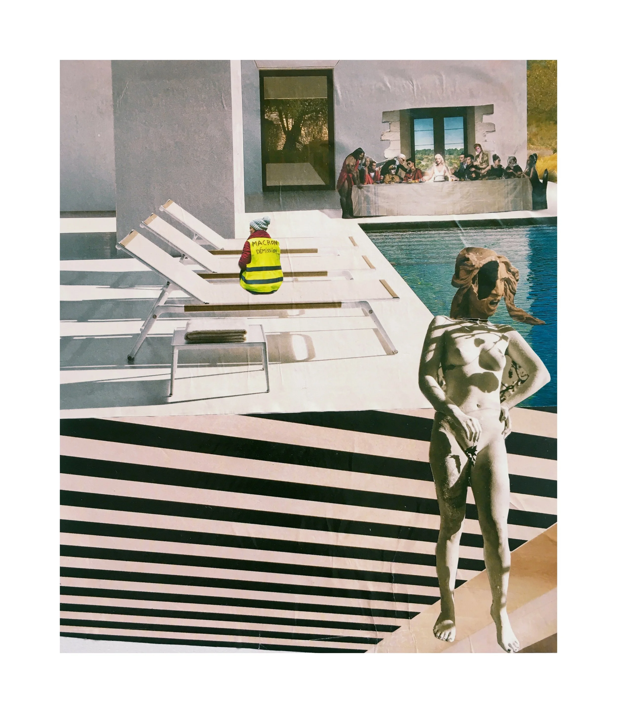 Une peinture représentant une scène avec un groupe de personnes à une table près d'une piscine, une statue de femme nue à l'avant, et un homme en gilet jaune assis sur des chaises longues