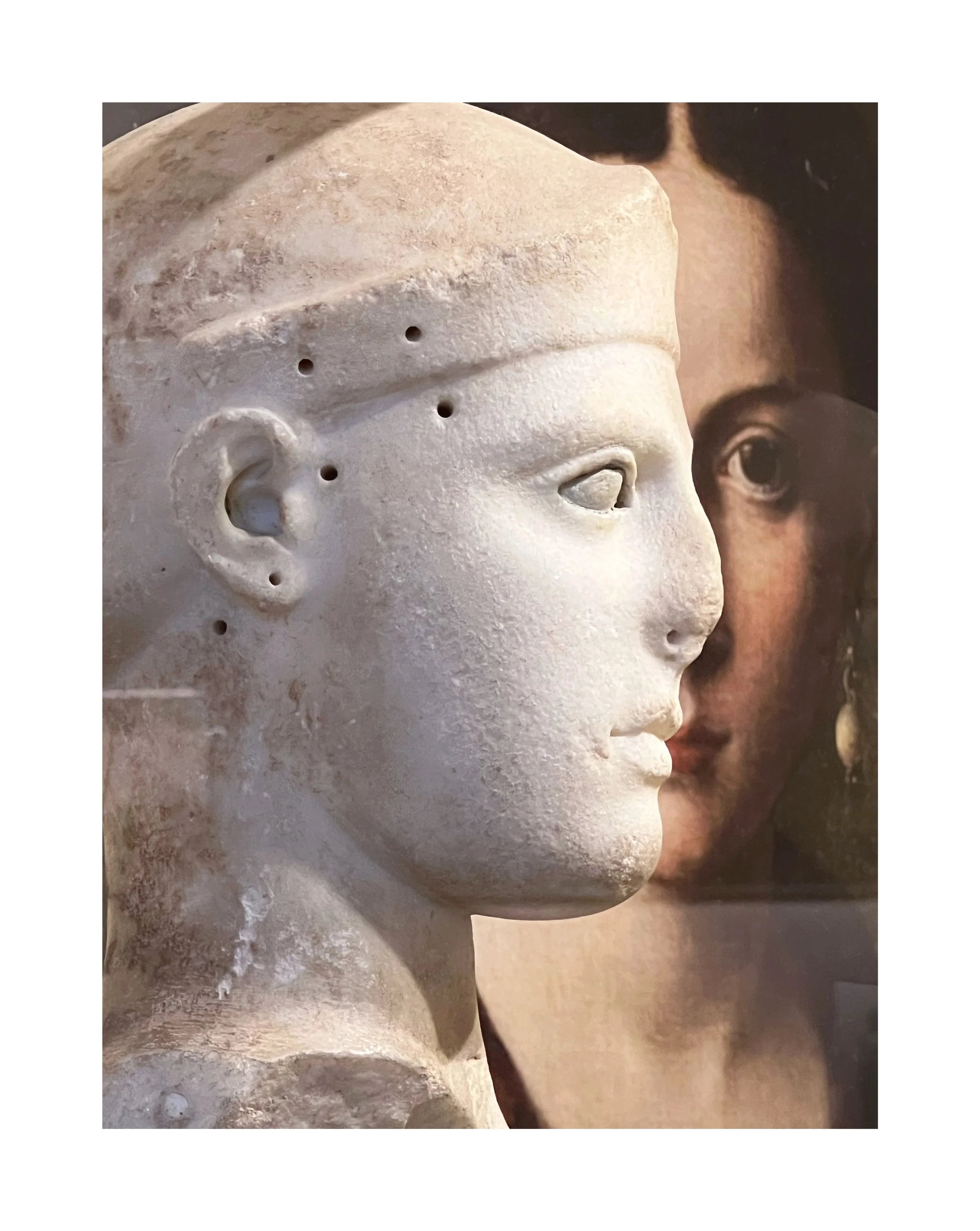 Sculpture en pierre d'un visage de profil d'une figure humaine antique, avec un œil en relief et des trous sur la tête.