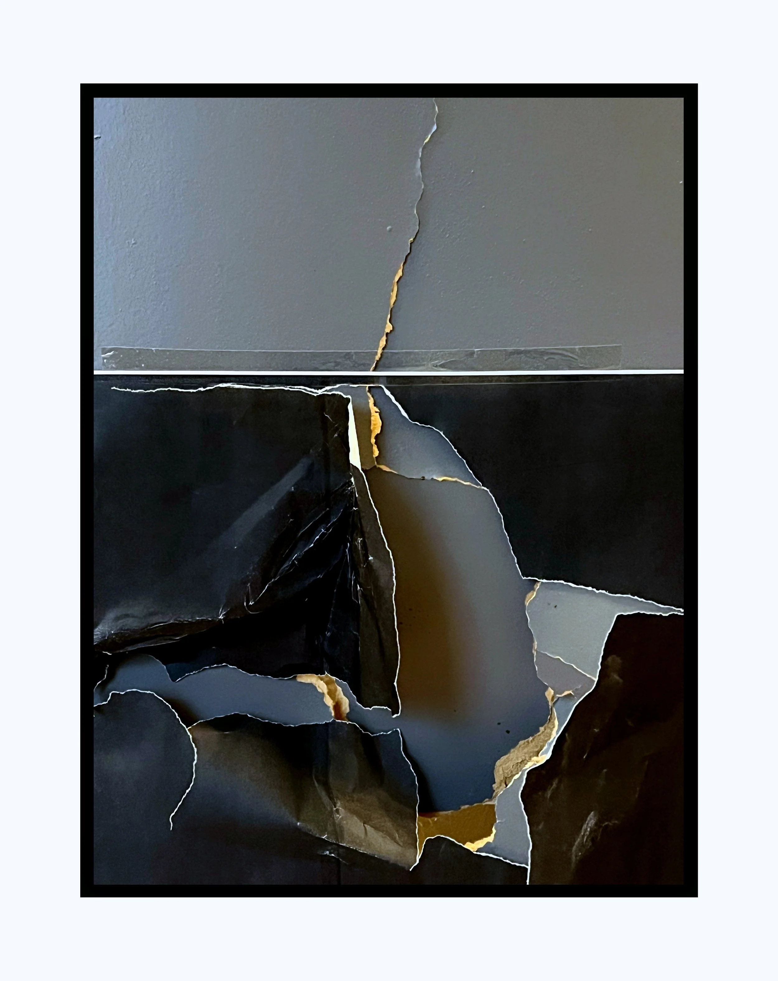 Une photo d'une surface fissurée avec des morceaux de papier ou de toile déchirés, exposant une couche dorée en dessous.