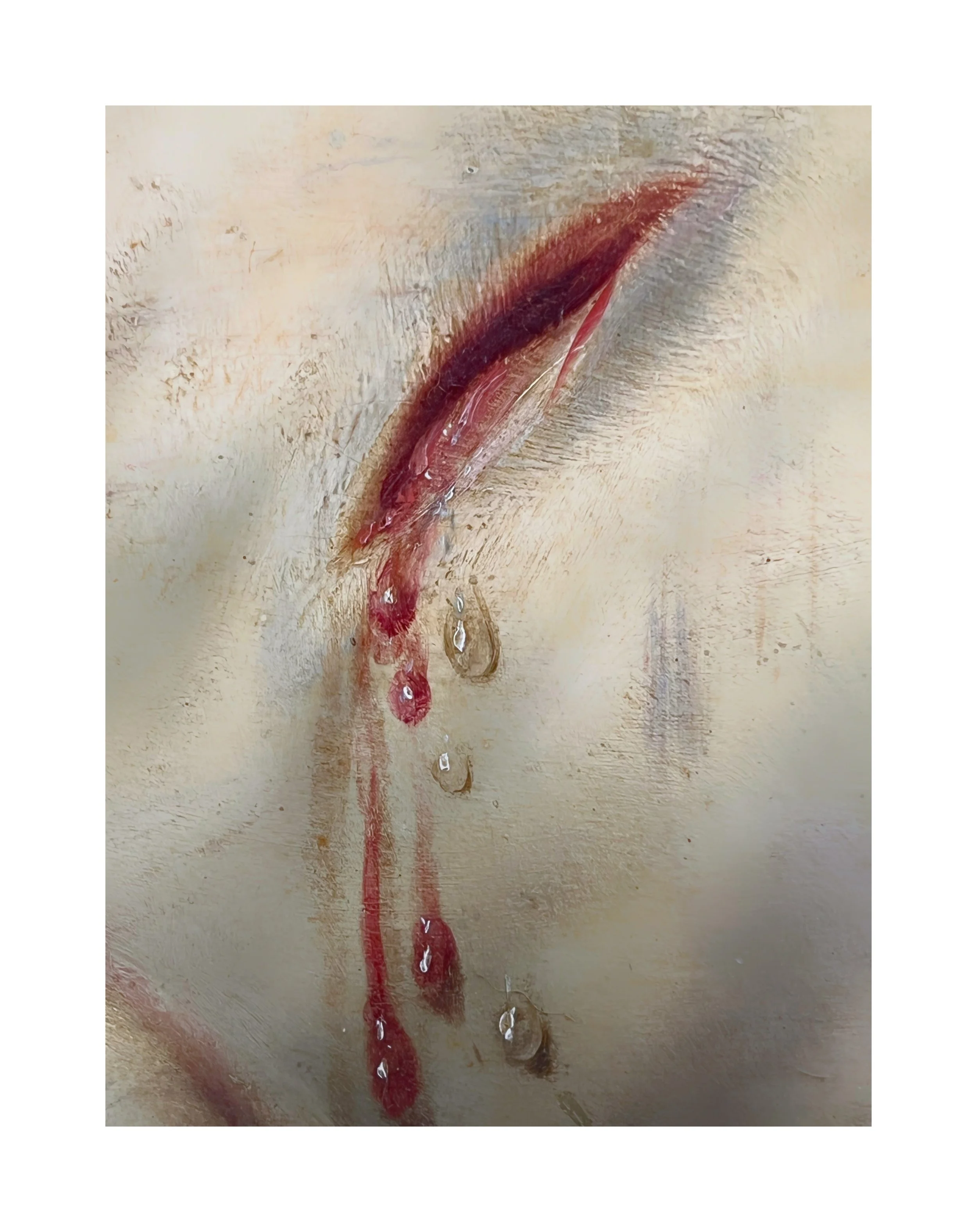 Gouttes de sang coulant d'une plaie sur la peau, près d'une lèvre.