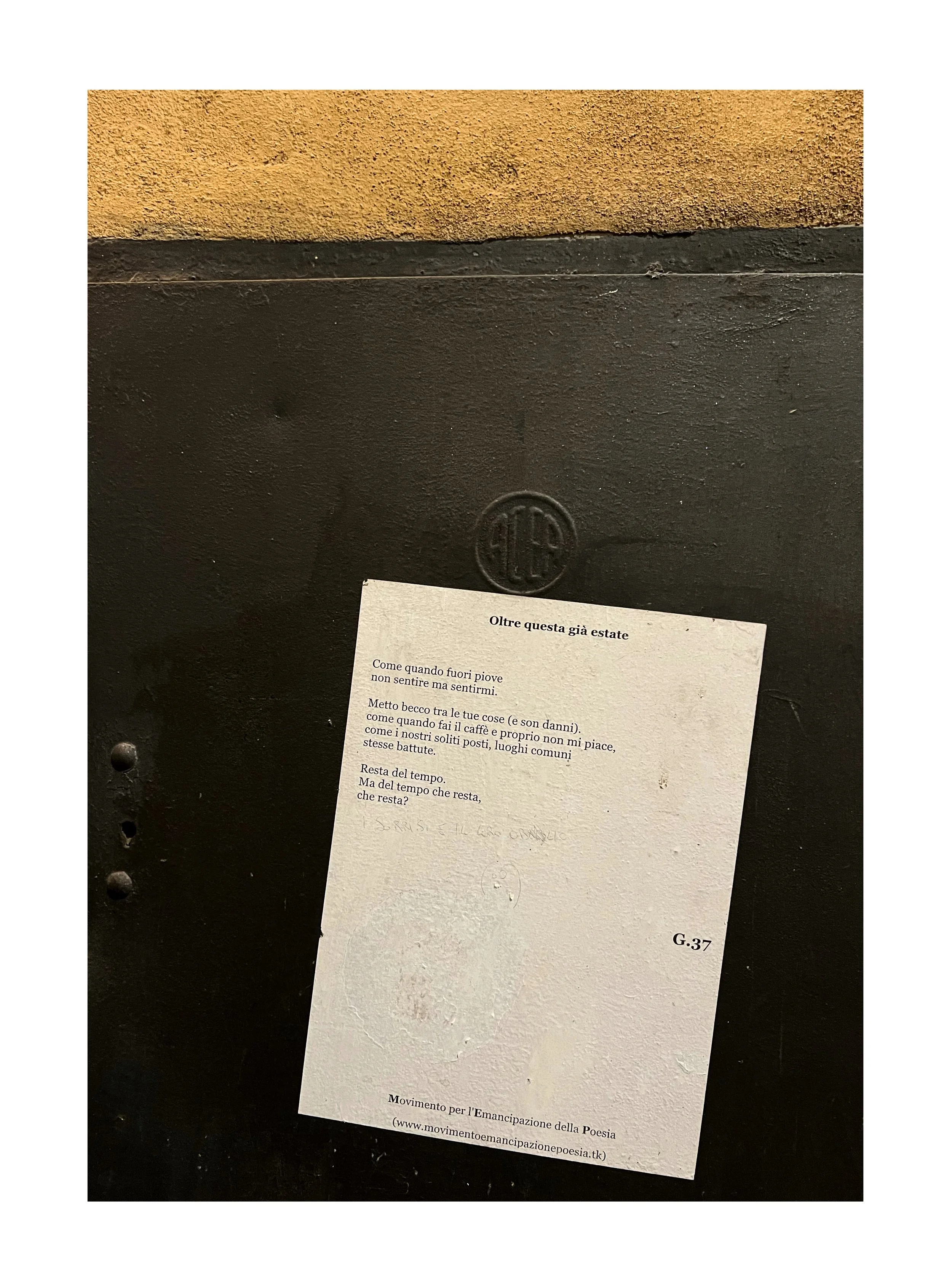 Une feuille de papier collée à une surface sombre avec un texte en italien. La surface supérieure est de couleur beige, et la surface inférieure est noire.