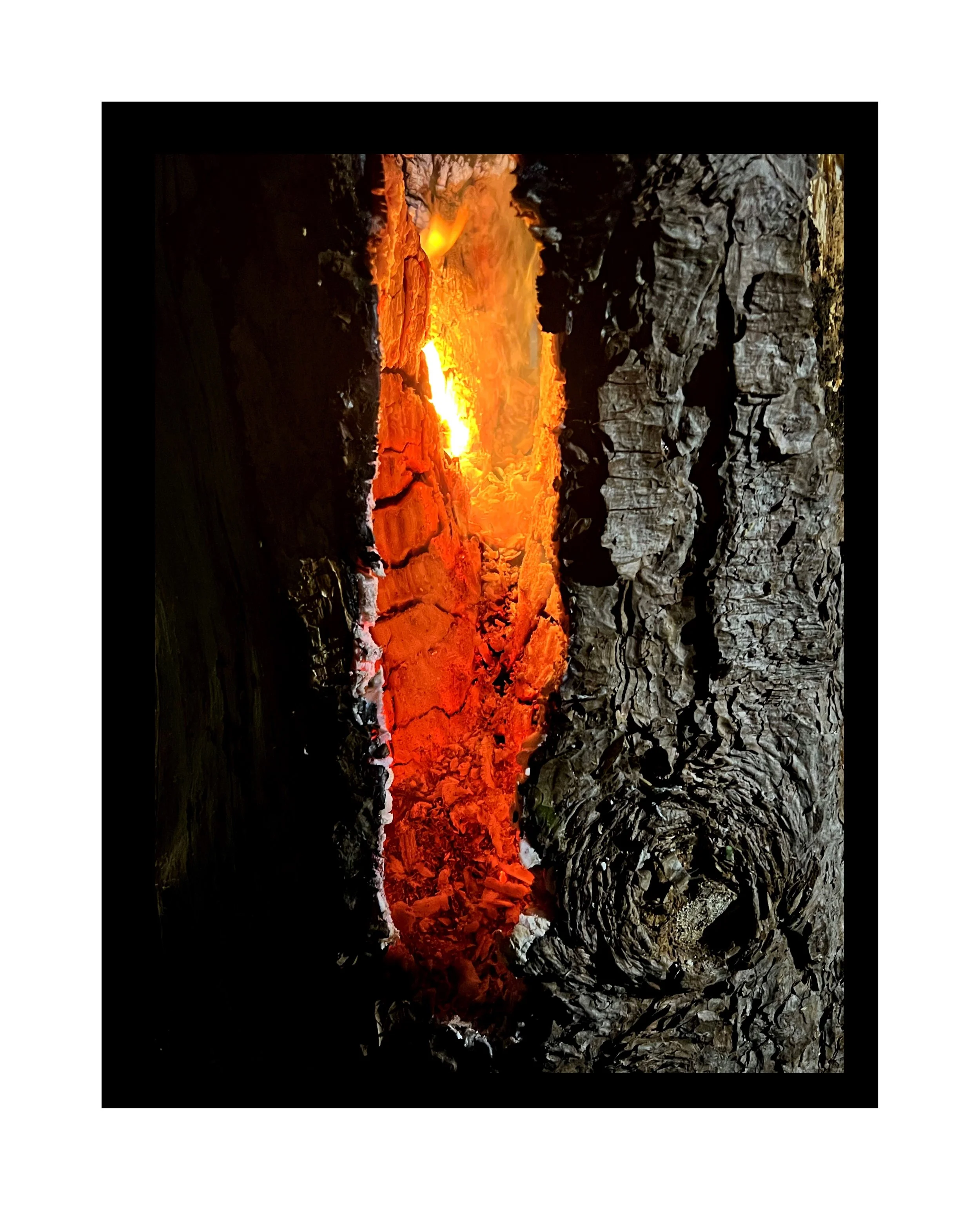 Brûleur de lave avec une lave orange vif coulant entre des rochers noirs et gris