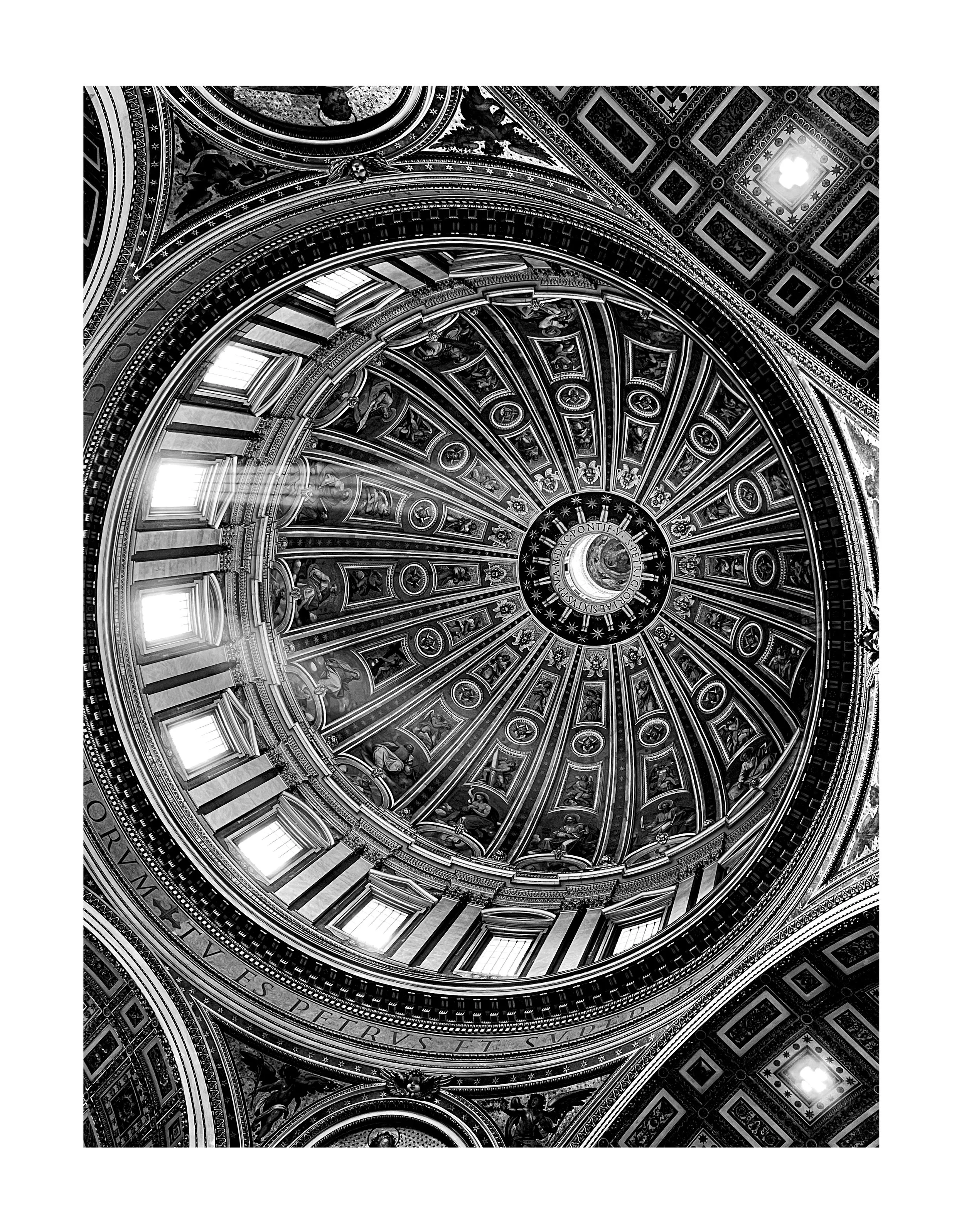 Vue en perspective d’un dôme décoré avec des fresques, des chapiteaux et des fenêtres colorées laissant passer la lumière