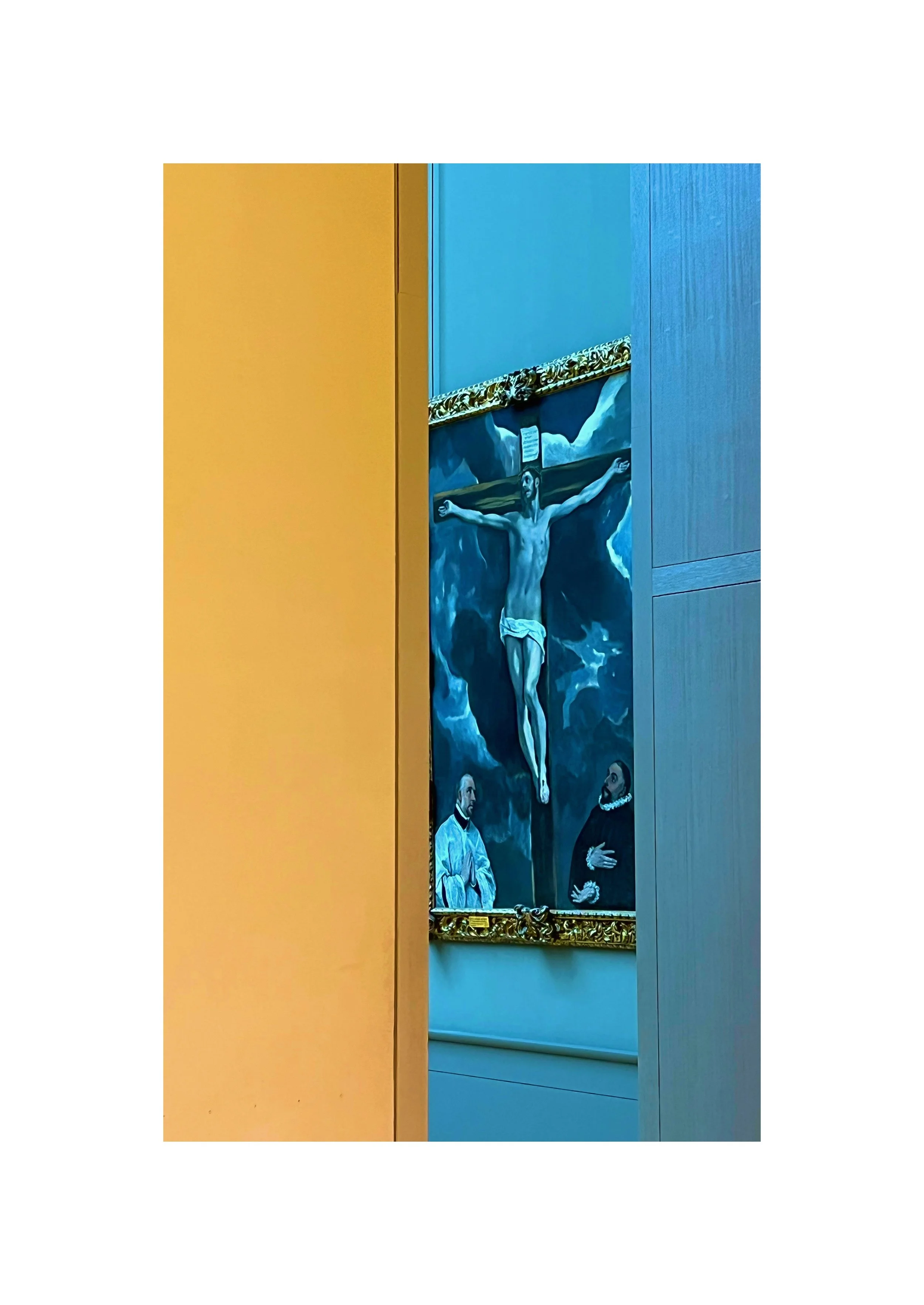 Une peinture religieuse représentant Jésus crucifié, vu à travers une ouverture entre deux murs.