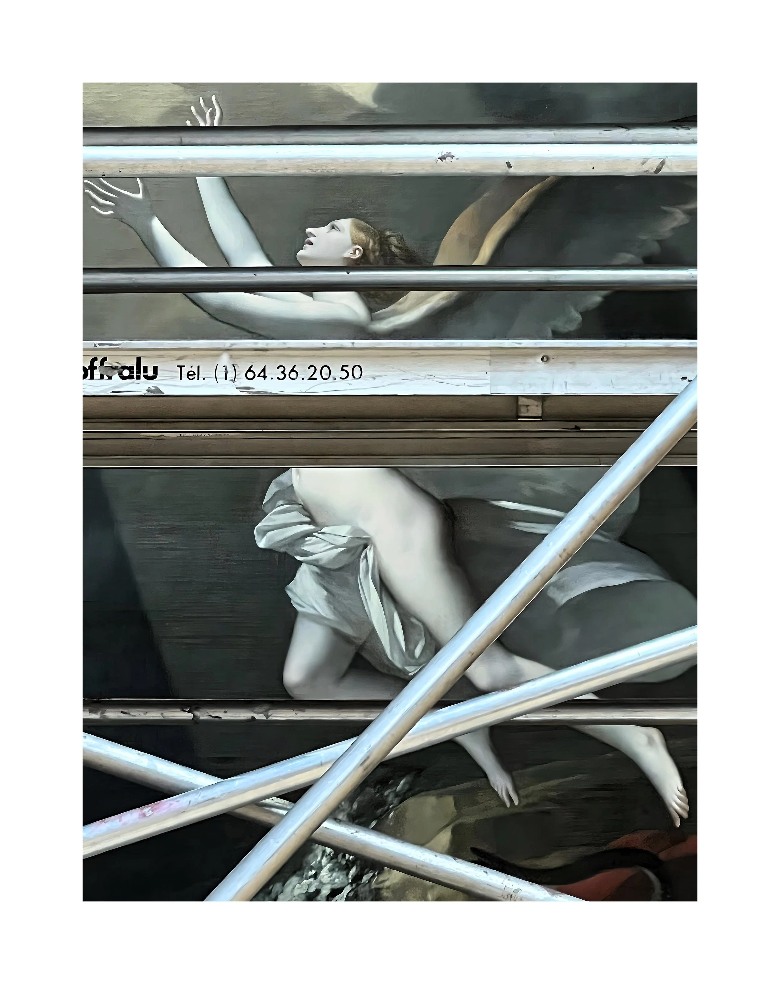 Une peinture murale représentant deux femmes en positions allongées derrière des barres métalliques, une en haut et une en bas, avec un fond sombre.