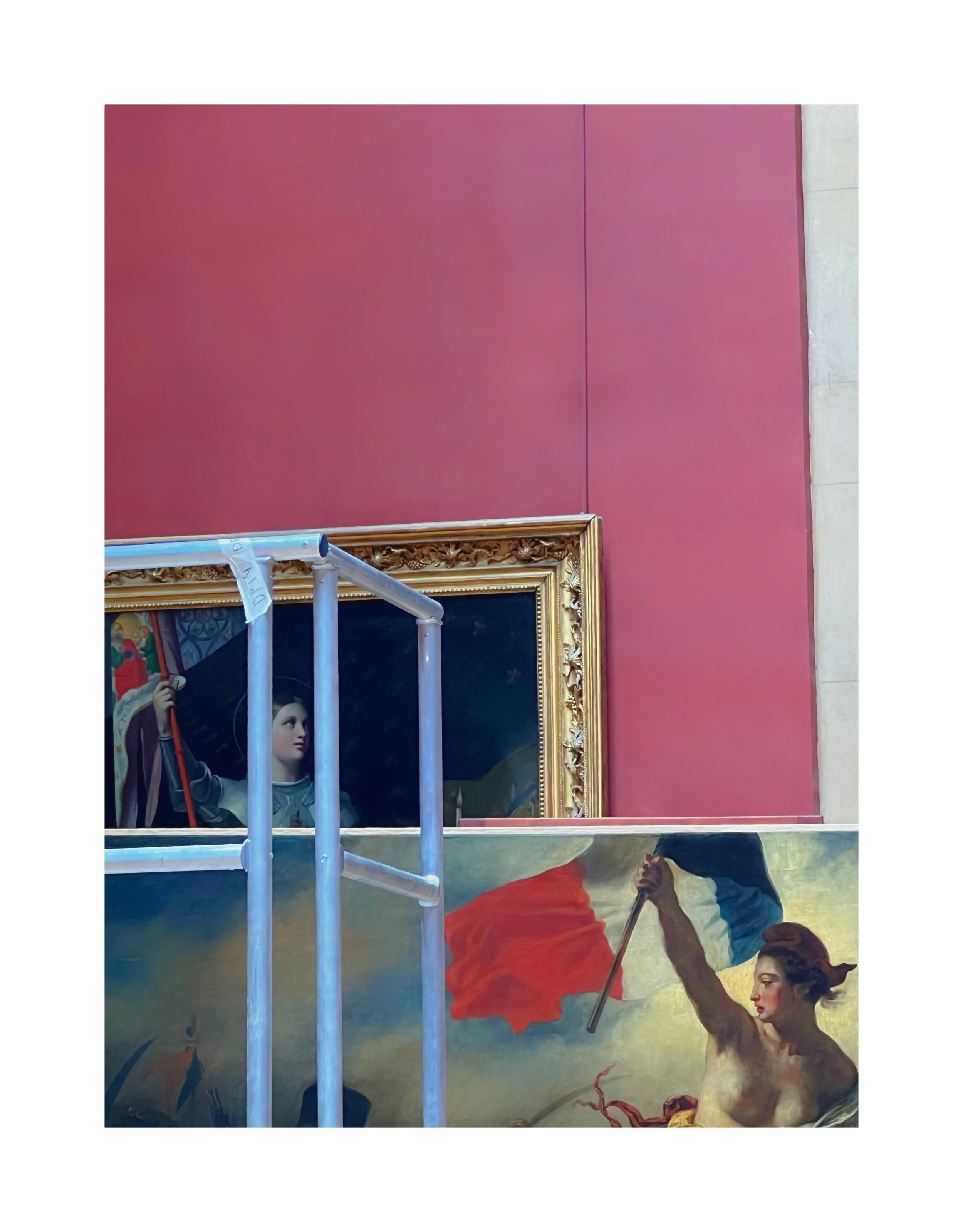Une peinture avec une femme tenant un drapeau français, un fond de mur rose, une œuvre d'art dans un cadre doré, et une structure en métal bleue en premier plan.