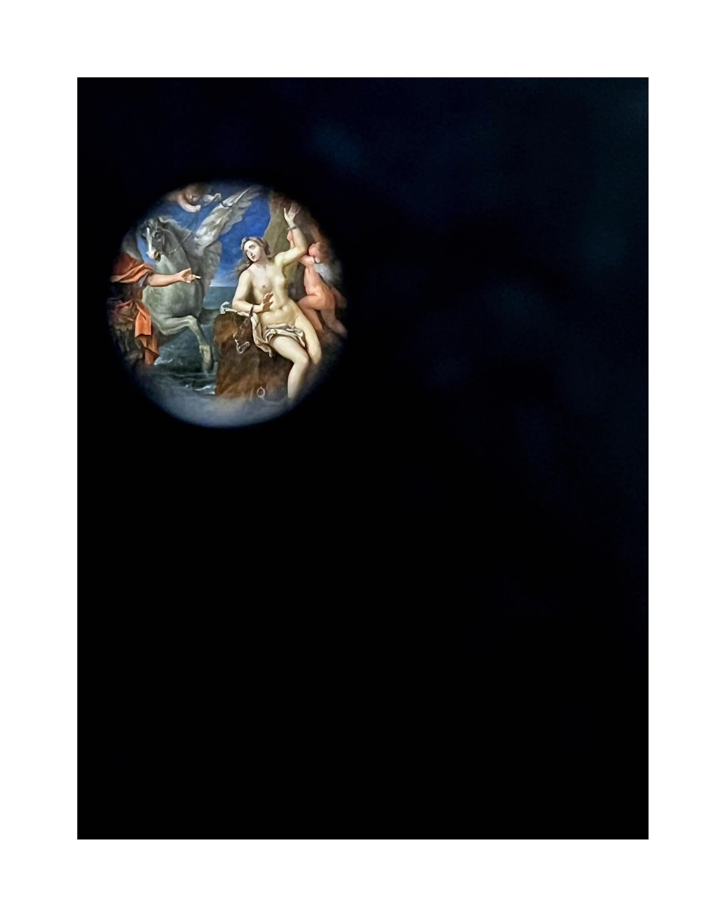 Peinture classique représentant une scène mythologique vue à travers un petit oculus dans un mur noir.