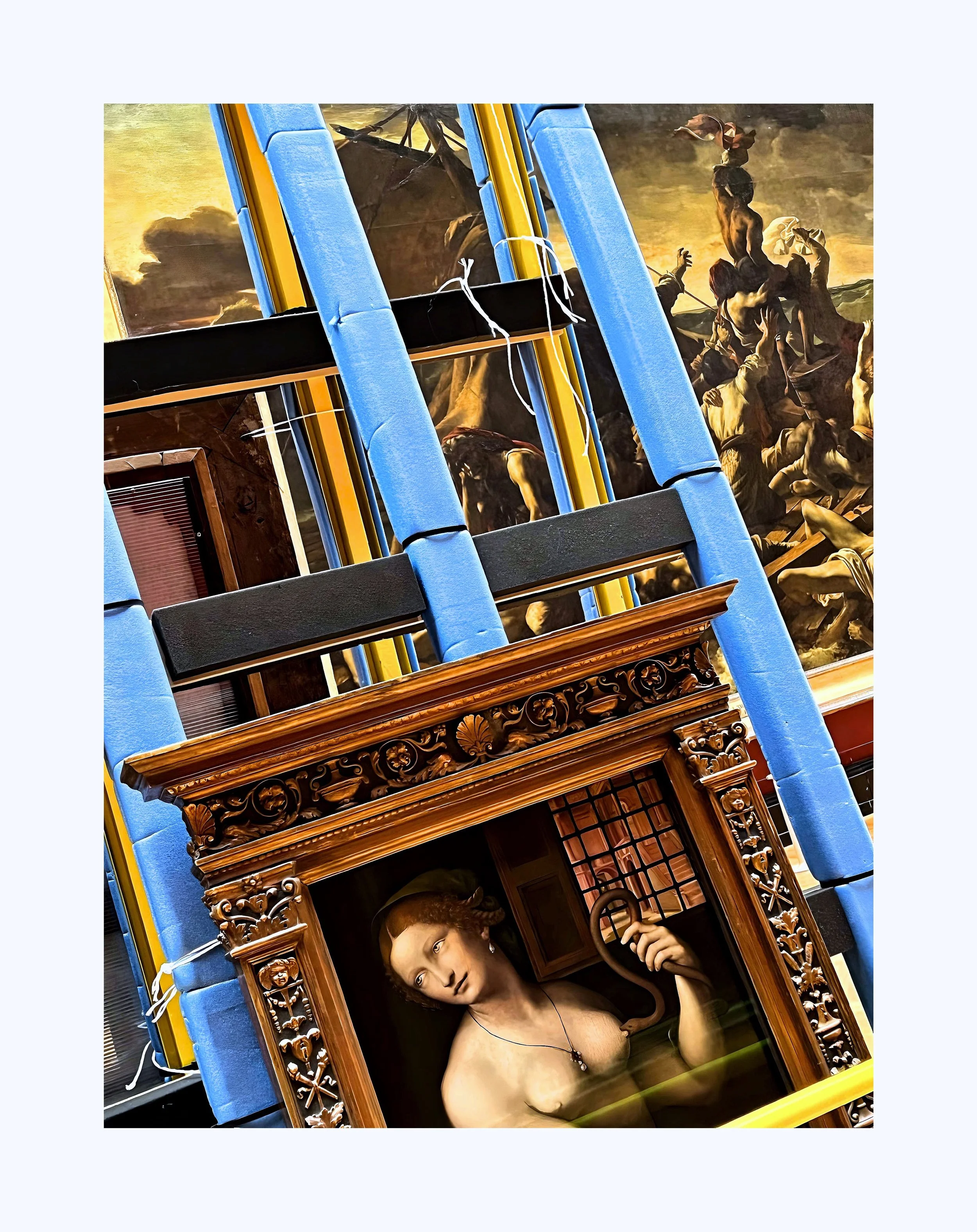 Un tableau baroque représentant une scène mythologique ou religieuse, entouré d'une ornamentation en bois finement sculptée.