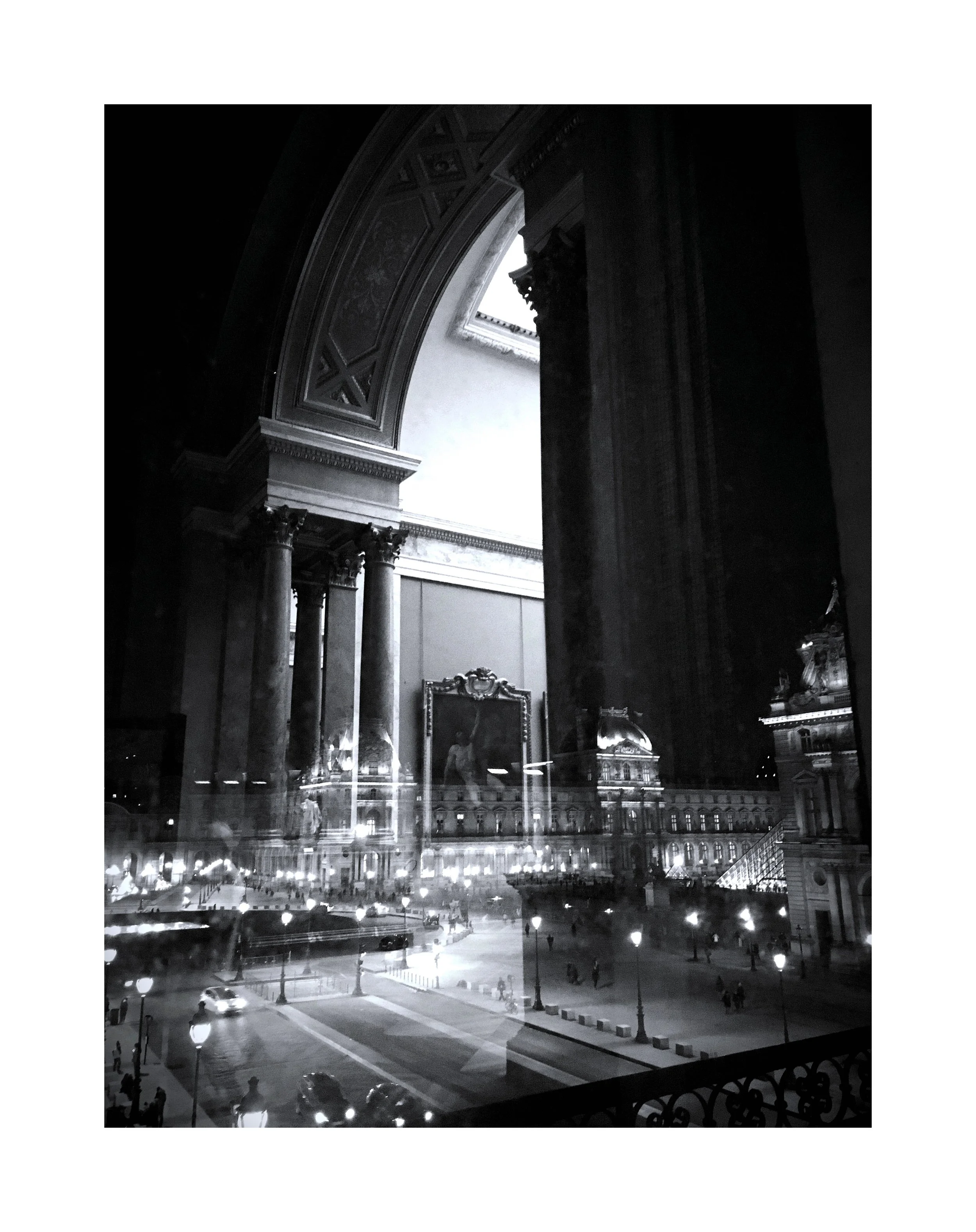 Vue nocturne de l'intérieur d'une grande basilique ou monument, avec une structure architecturale imposante comprenant des colonnes en marbre, une fresque ou sculpture suspendue, et une large fenêtre laissant passer la lumière extérieure, avec une sc