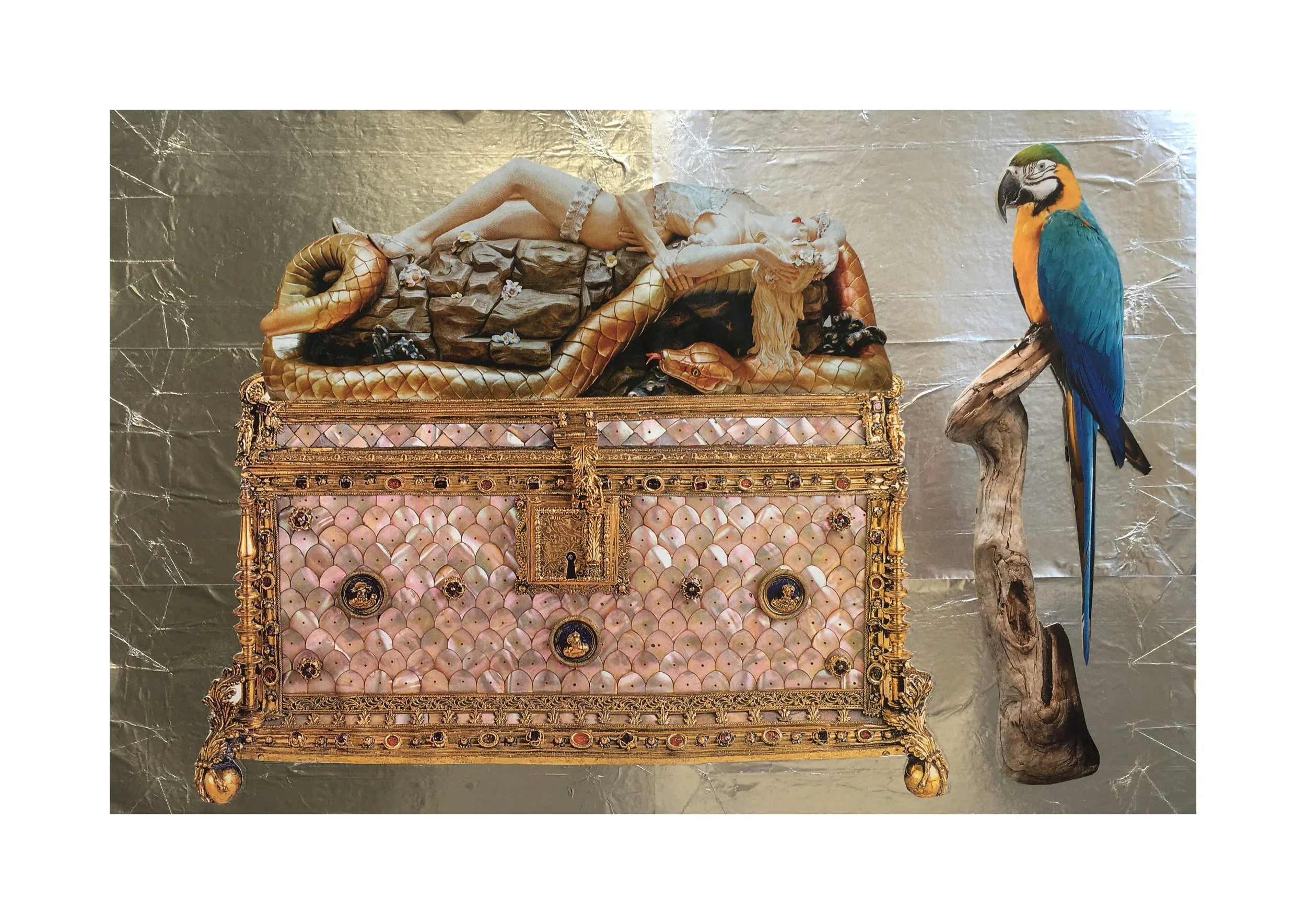 Une boîte ornementale décorée de perles de coquillage et de bijoux, avec une sculpture de femme allongée sur un serpent, et un perroquet coloré perché sur une branche en bois à côté.
