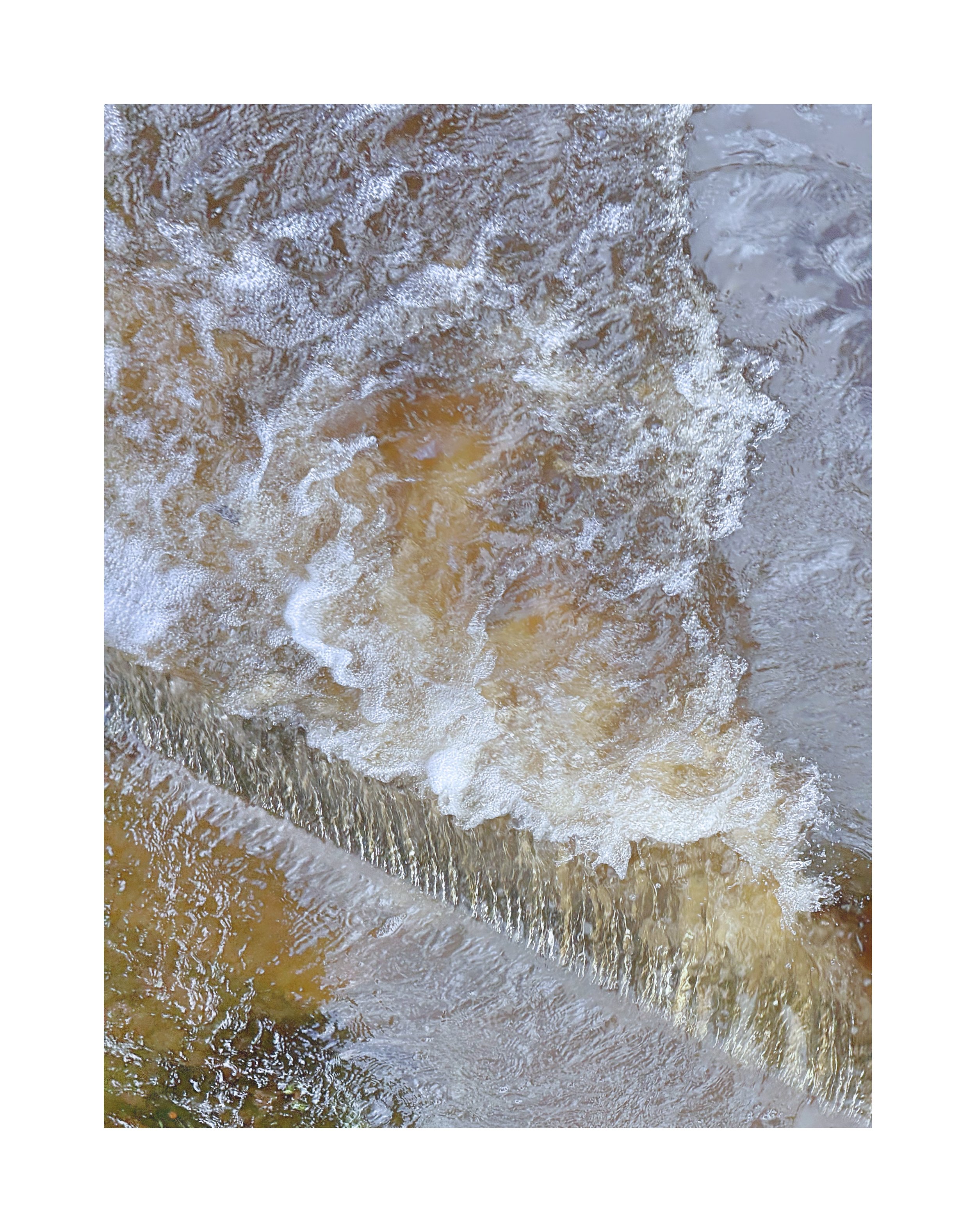 Eau bouillante avec mousse et bulles.