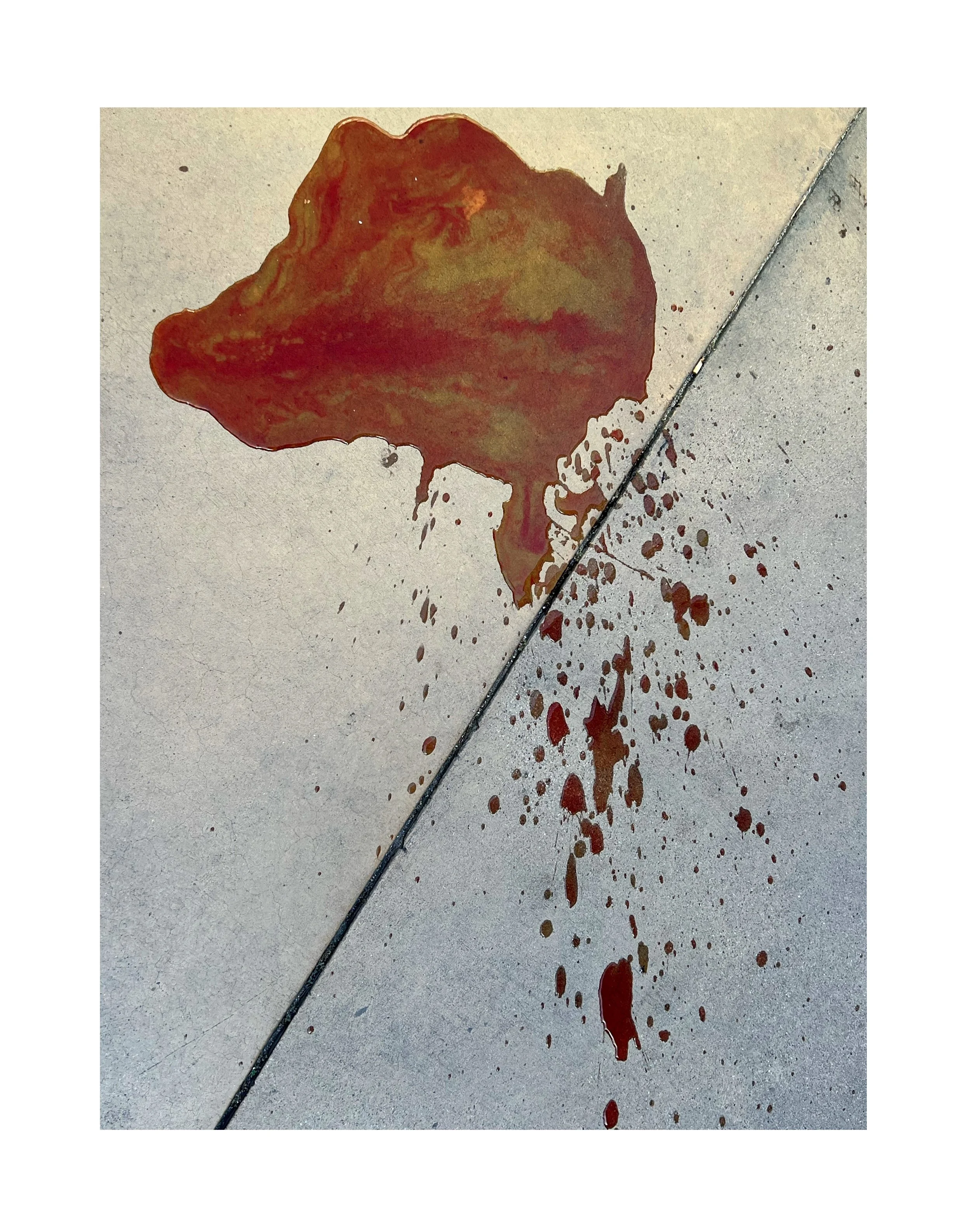 Une tache de peinture rougeâtre qui ressemble à une tête d'animal, sur un sol gris, avec des éclaboussures de peinture à côté.