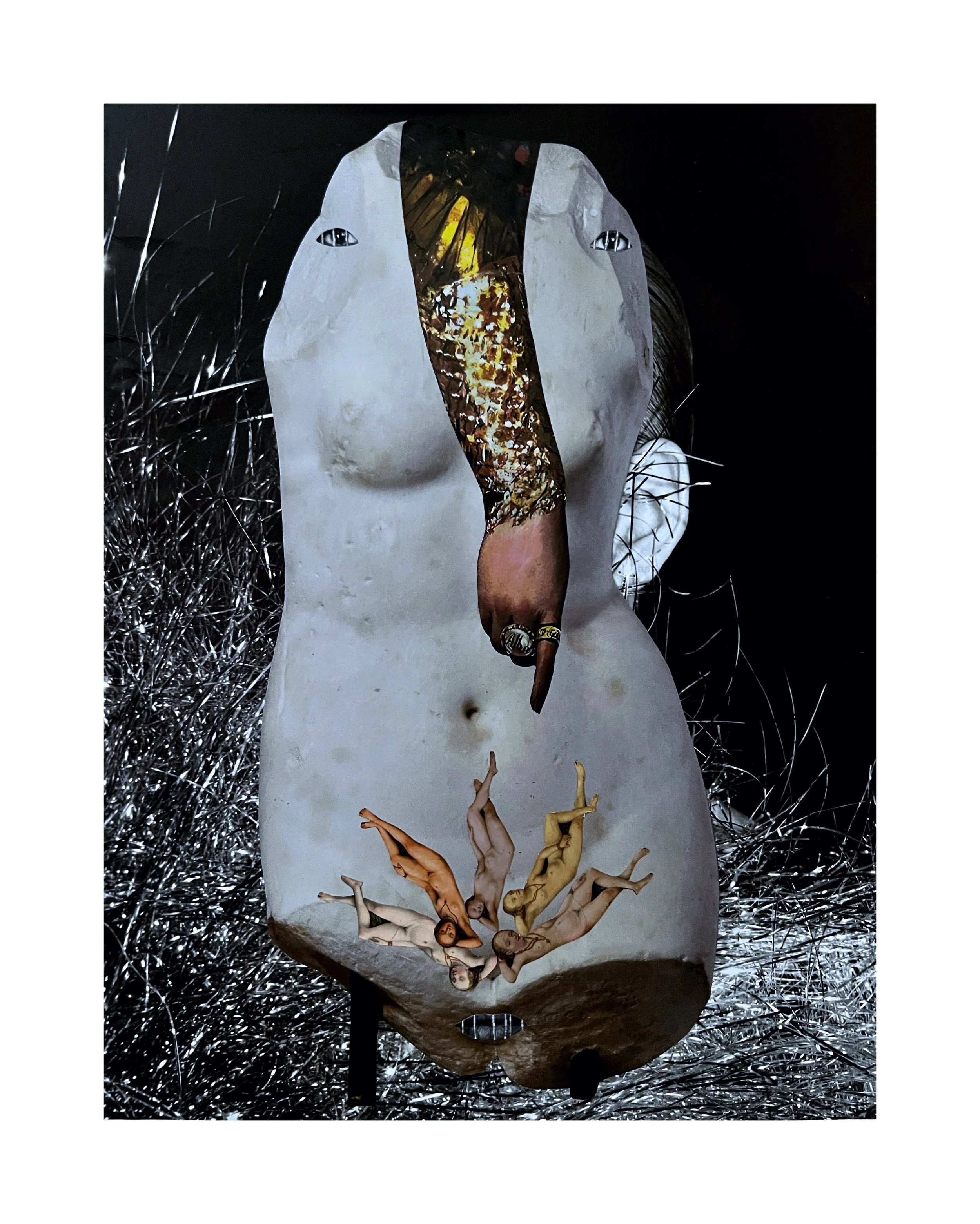 Une œuvre d'art surréaliste représentant un corps féminin en forme de pierre, avec des figures humaines nues dans diverses positions et une main pointant vers le centre, entourée de filaments métalliques brillants.