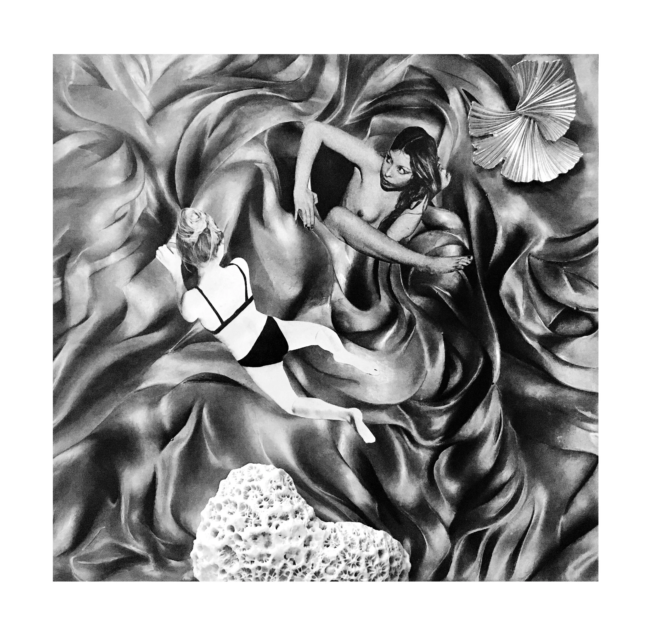 Une peinture en noir et blanc représentant deux femmes nues, entourées de textures organiques et florales abstraites, avec une femme en lingerie en position de relaxation.