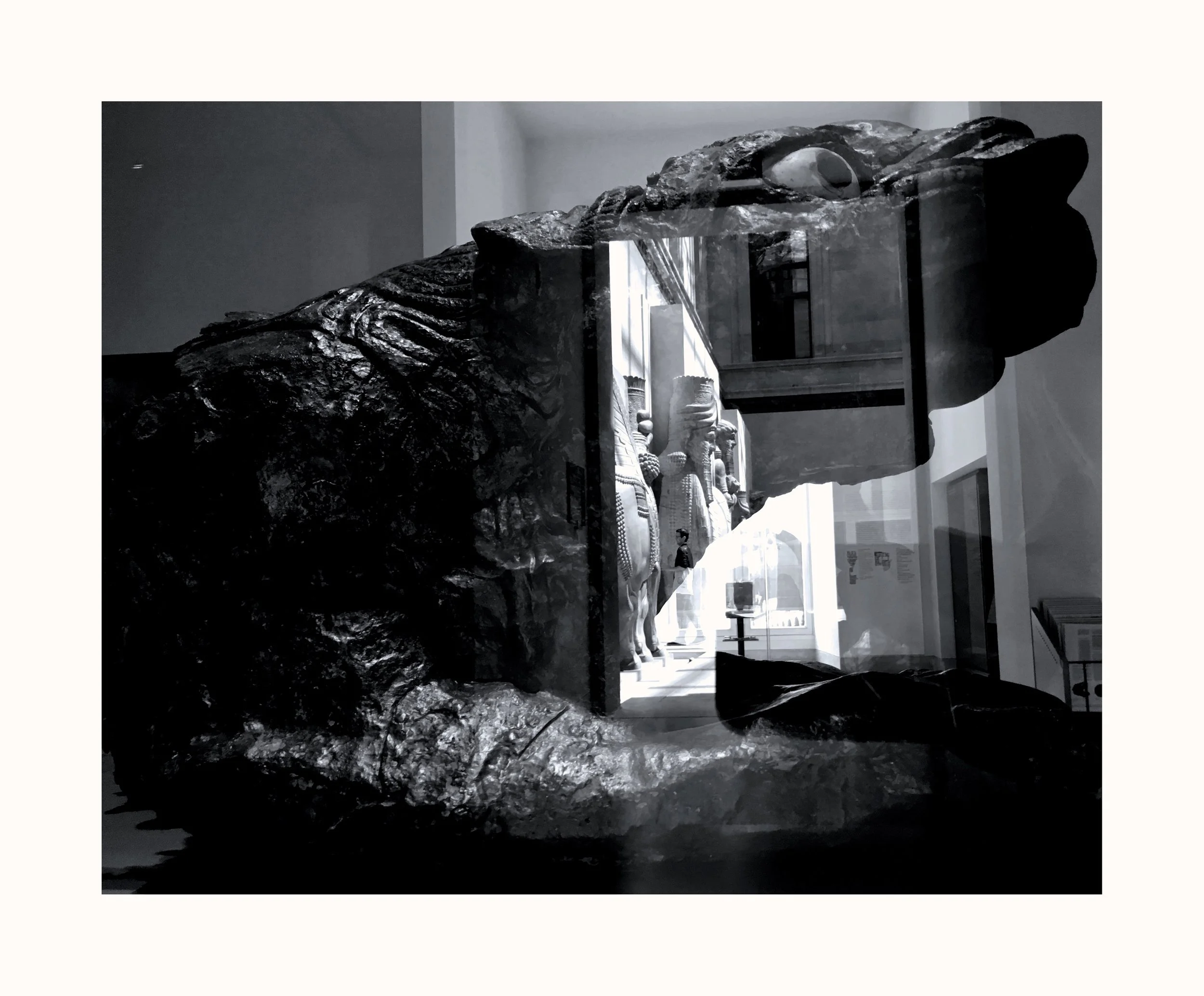 Une exposition d'objets historiques égyptiens dans un musée, avec des statues et artefacts anciens visible à travers une vitrine.