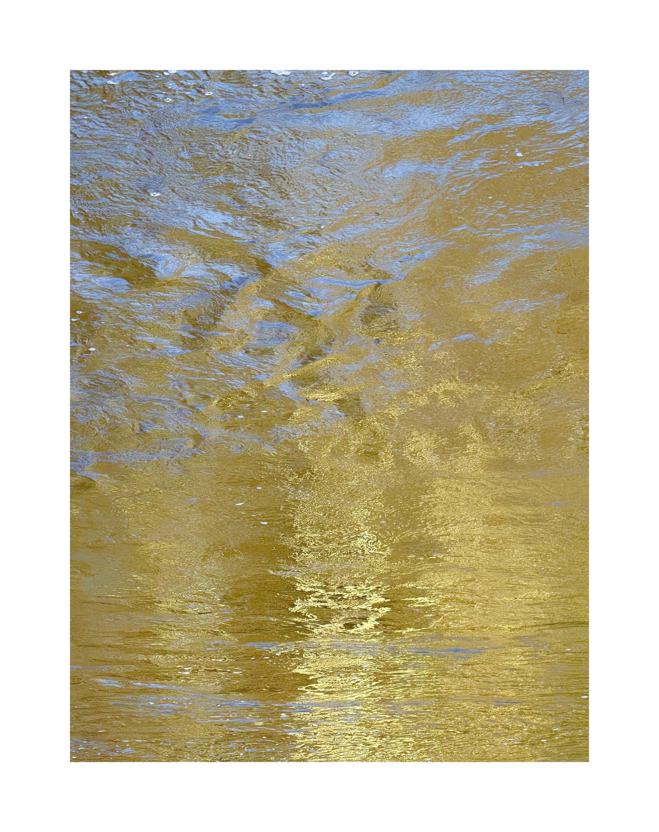 Eau de rivière ou de mer avec reflets dorés, surface agitée avec des petites vagues et des ondulations.