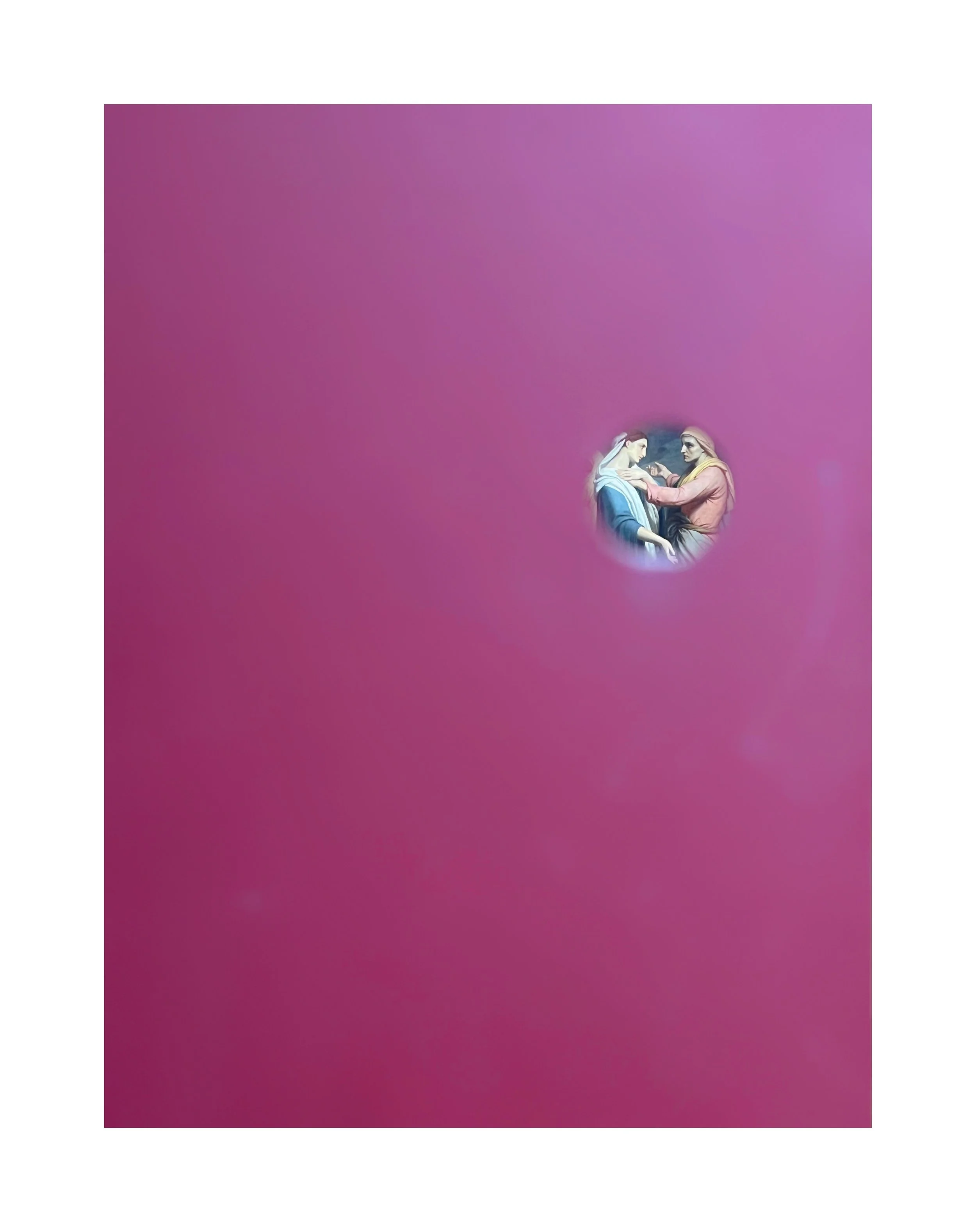 Une image de style peinture représentant deux personnes dans une scène religieuse ou mythologique, vue à travers un trou dans une surface rose ou violette.