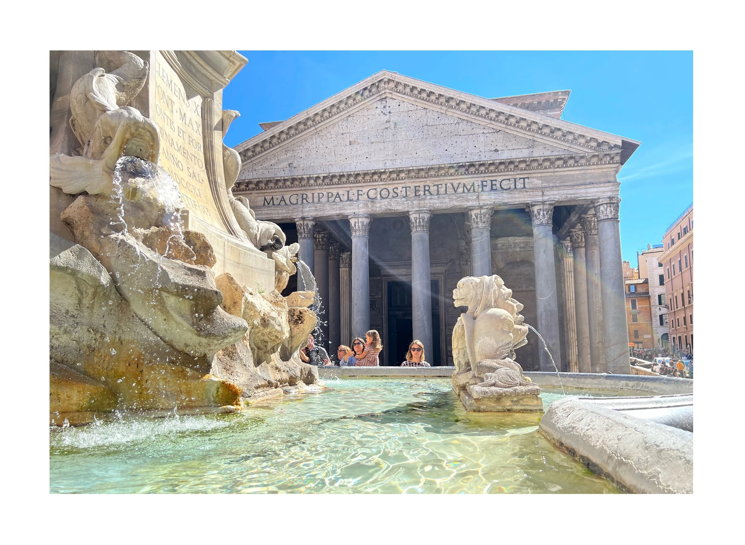 La fontaine des Quatre Fontaines avec le Panthéon en arrière-plan à Rome, sous un ciel bleu.