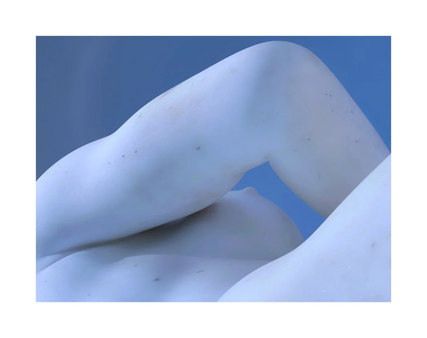 Détails d'une sculpture blanche représentant une figure humaine contre un ciel bleu.