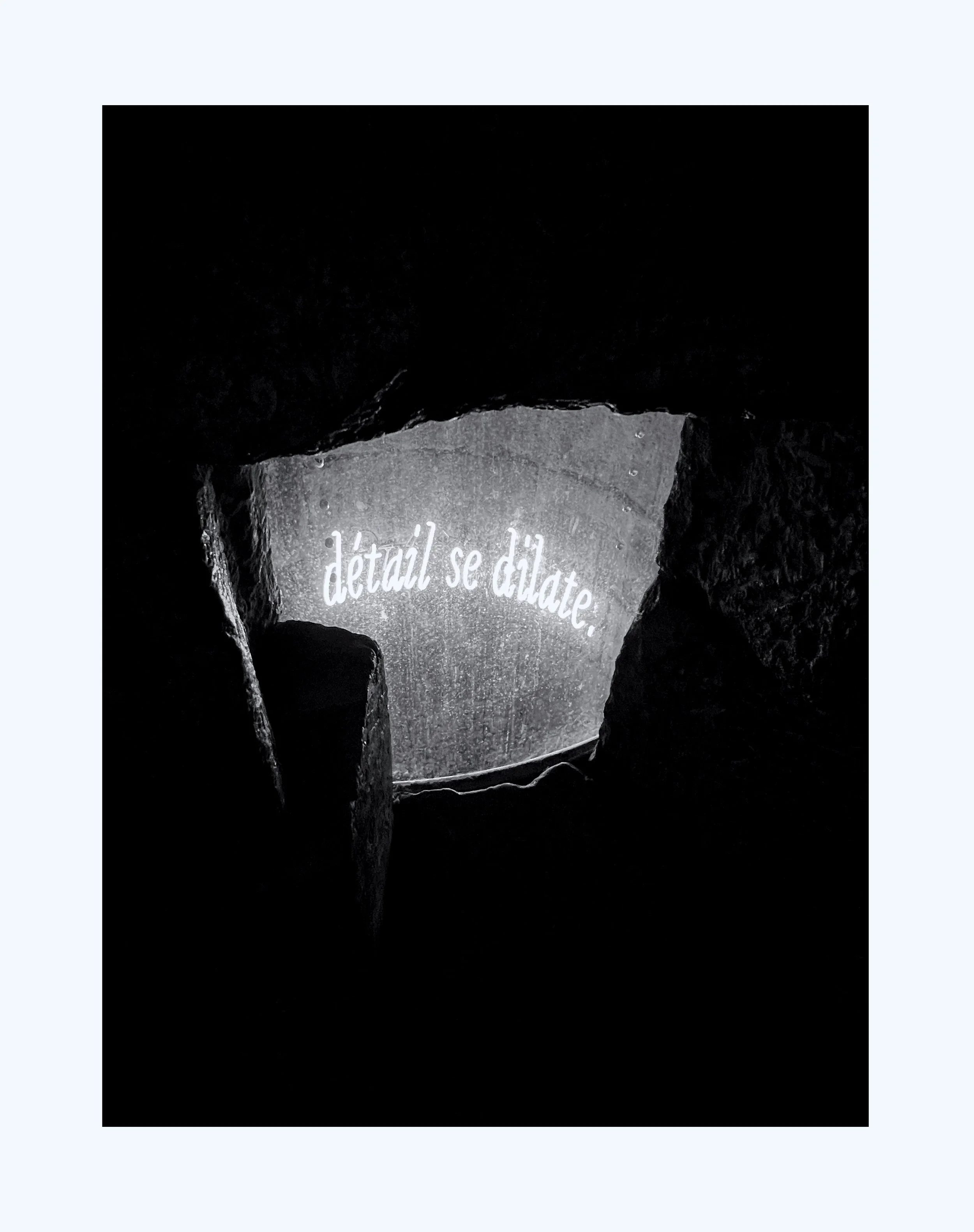 Une fenêtre en pierre avec du brouillard ou de la condensation, sur laquelle est écrit en blanc 'détail se dilate'.