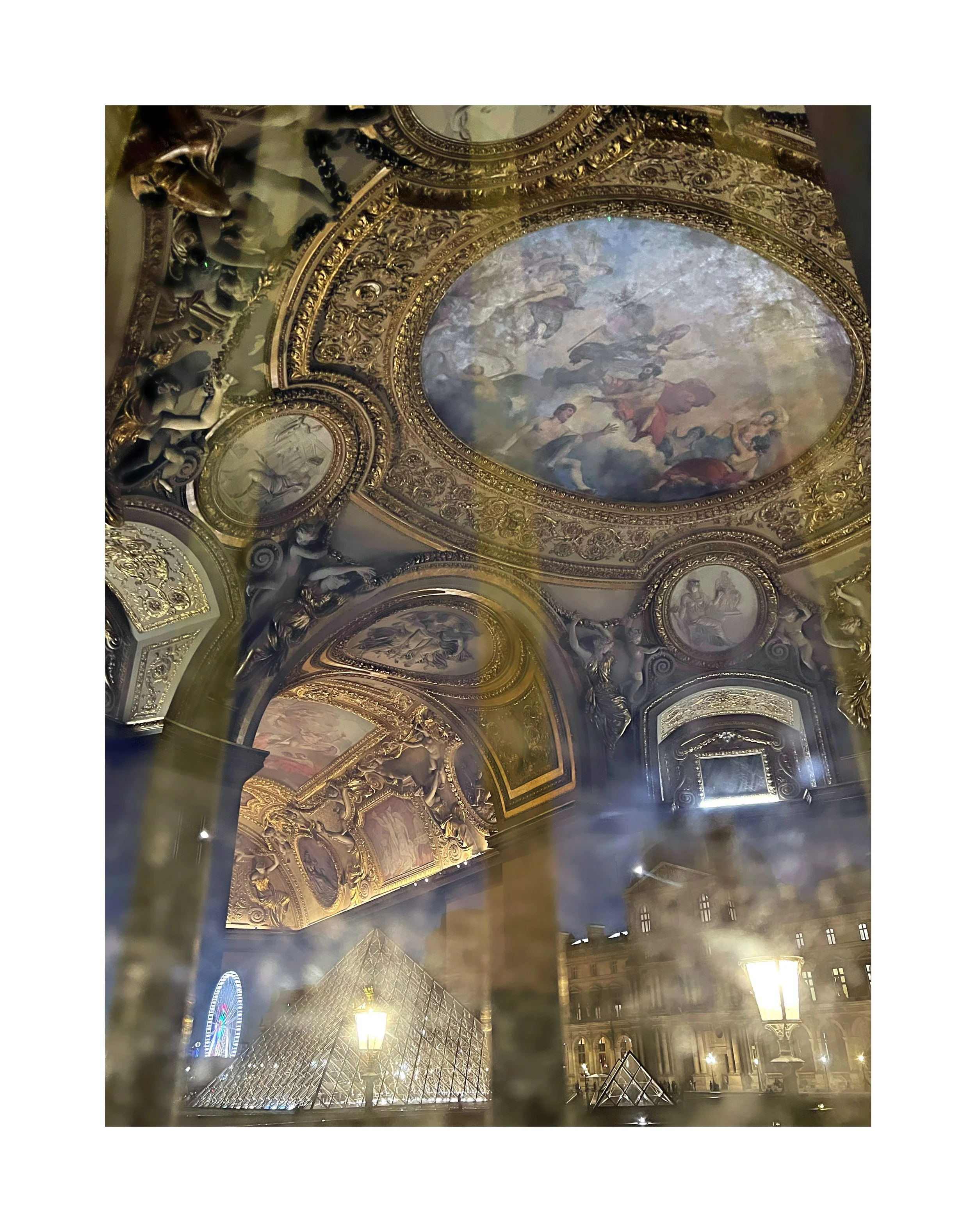 Vue intérieure du Louvre à Paris, avec un plafond élaboré décoré de peintures et de moulures dorées, et la pyramide en verre visible au centre.
