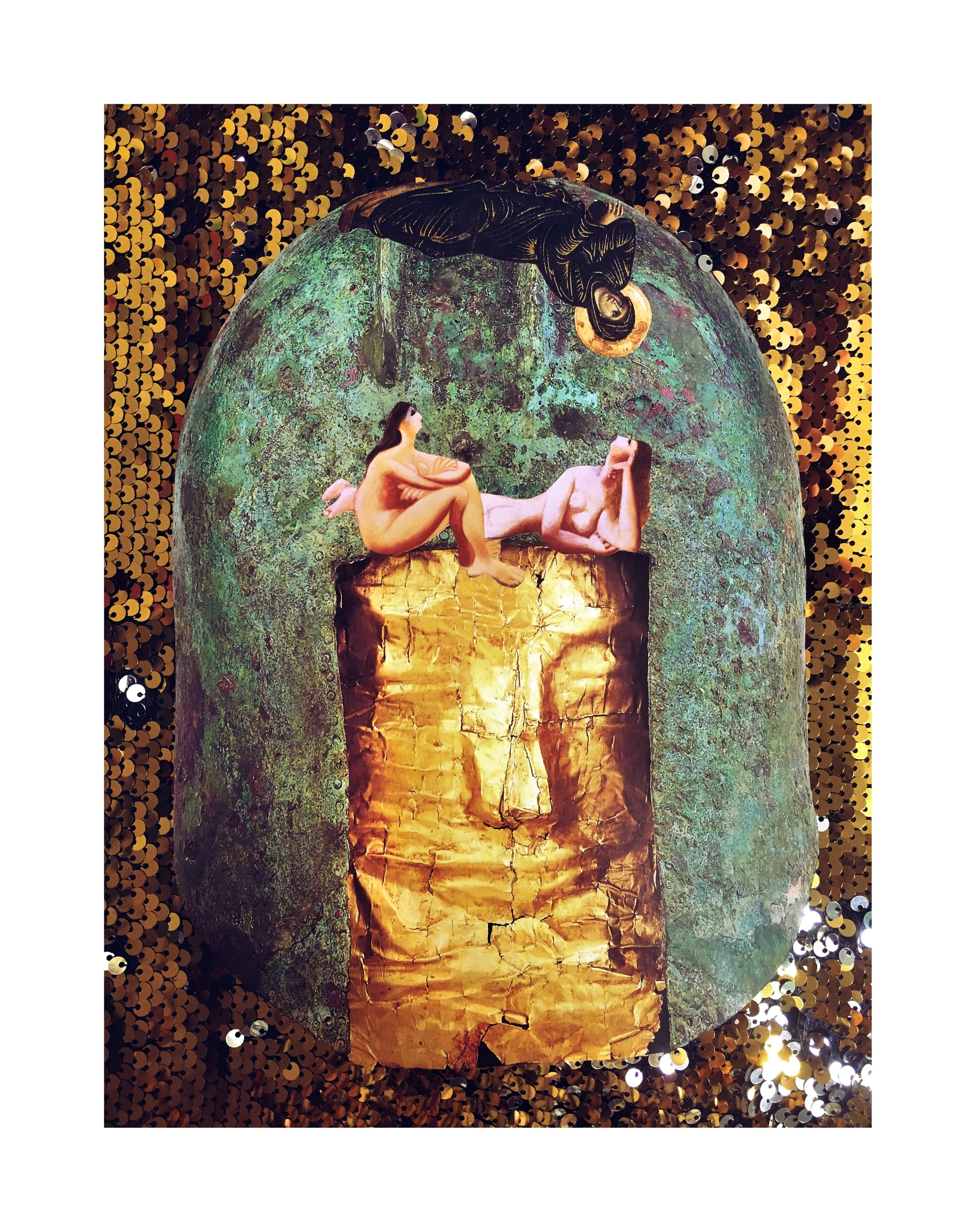 Une sculpture artistique représentant une tête humaine avec une surface en cuivre vertie, sur laquelle sont posées deux figures de femmes nues, une allongée et l'autre assise, et une tête de serpent noir suspendue au-dessus.