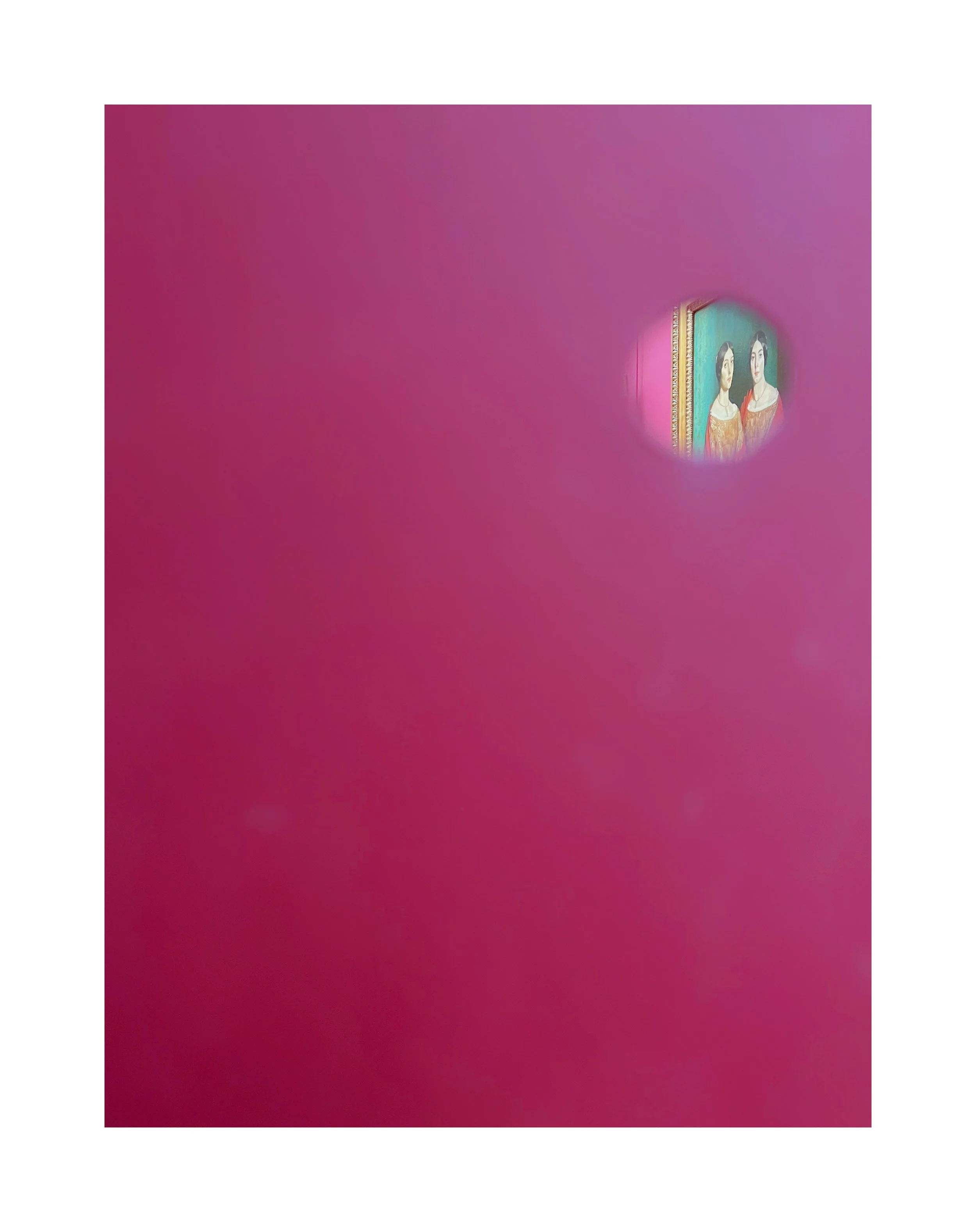 Une peinture de deux femmes en tenue traditionnelle, vue à travers un petit trou dans une surface rose ou violette.