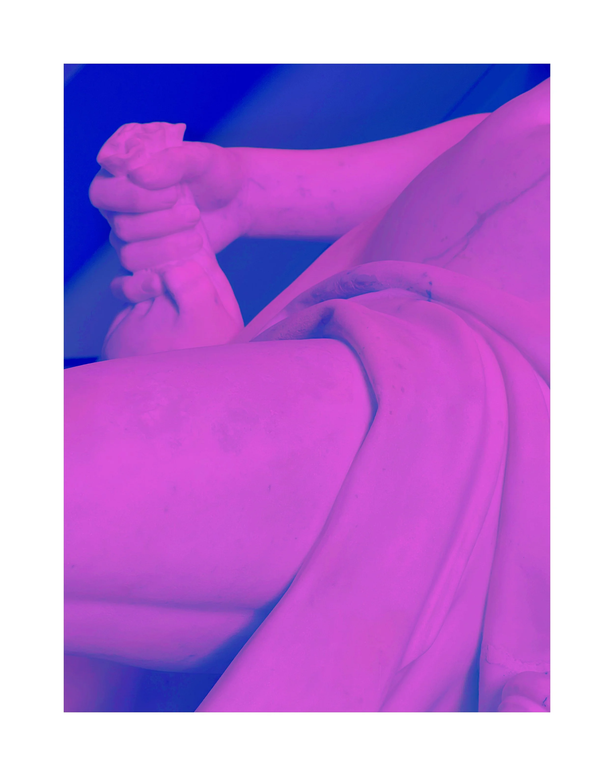 Une statue classique en marbre, représentée dans une teinte violette et bleue