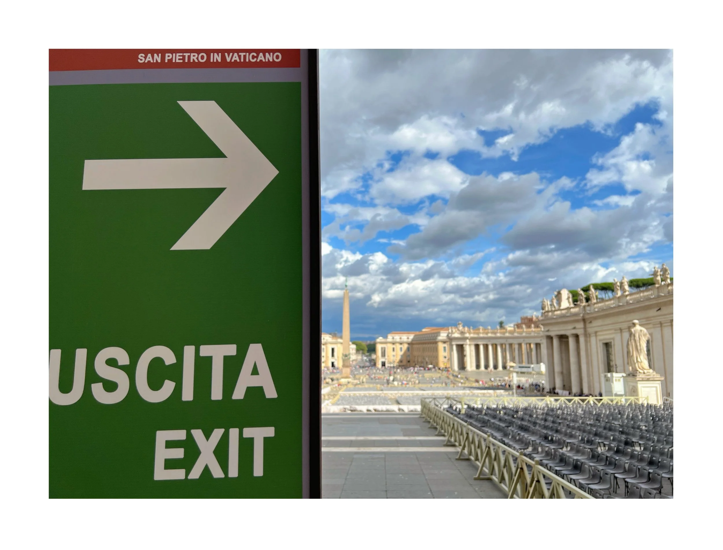Panneau de sortie en français et en anglais avec une flèche blanche indiquant la direction vers la sortie, situé devant une place architecturale avec des colonnes, statues et des rangées de chaises, sous un ciel partiellement nuageux à Vatican, San P