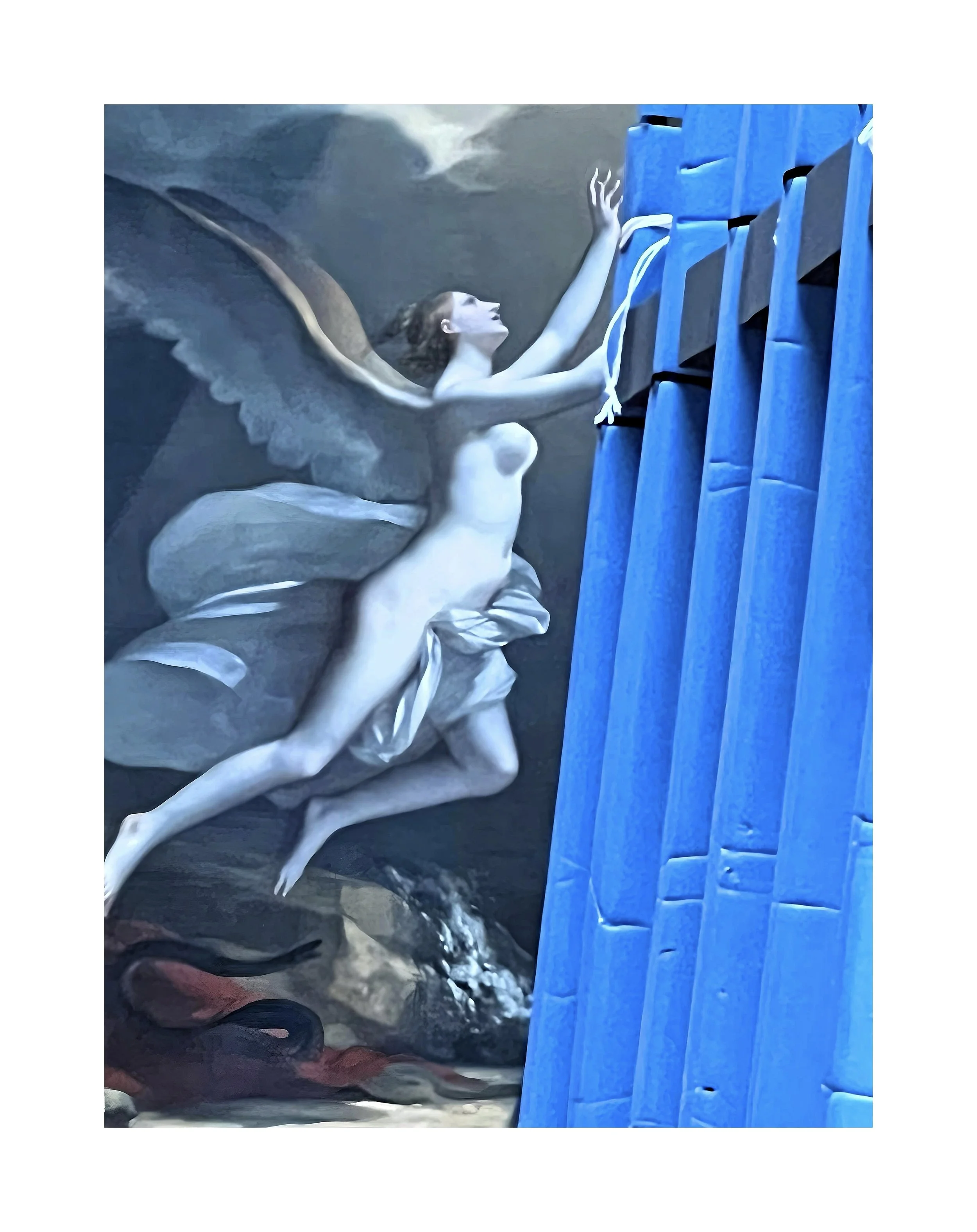 Une peinture représentant une femme nue avec de grandes ailes, atteignant des rubans attachés à une masse bleue.