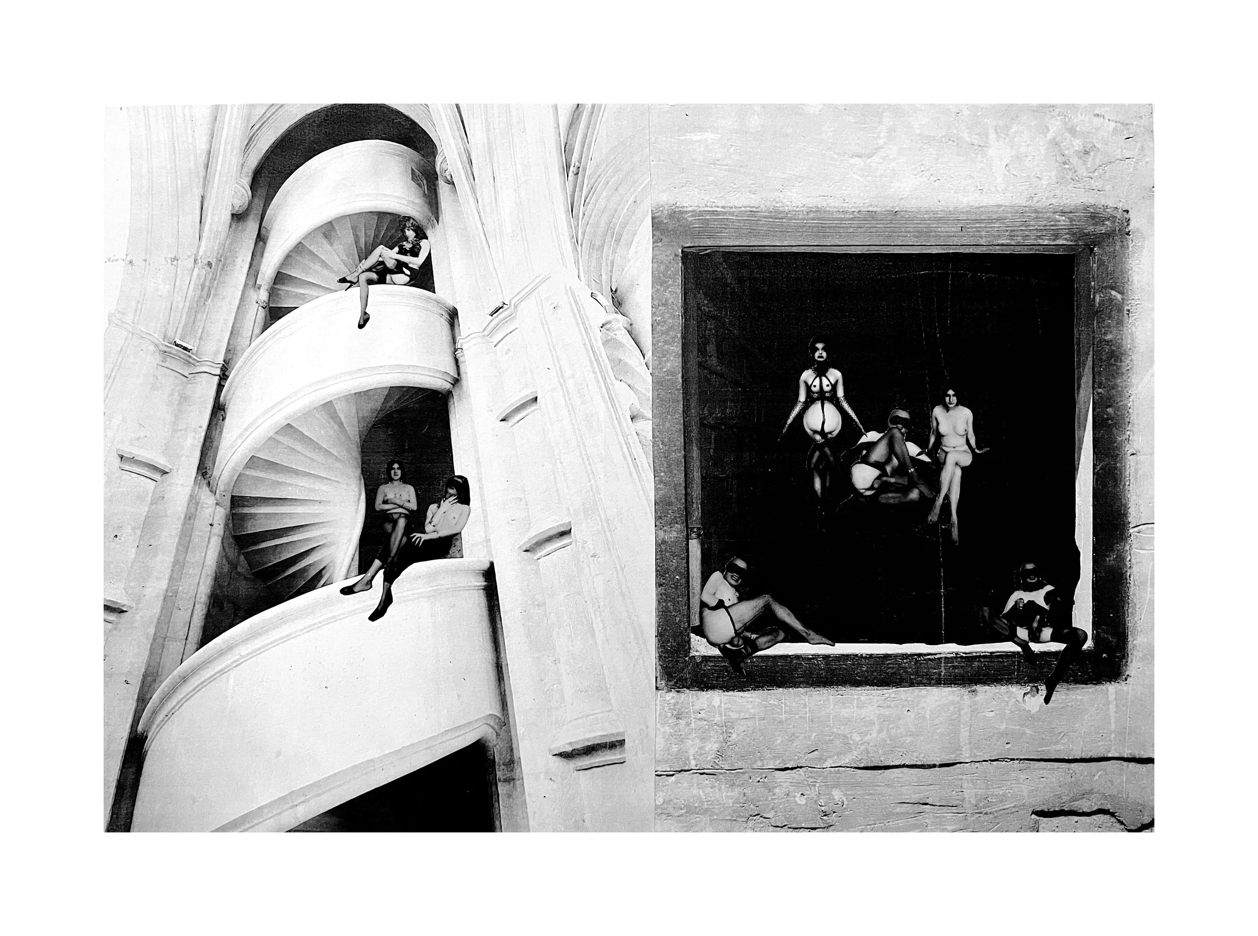 Une photographie en noir et blanc montrant un escalier en colimaçon dans un bâtiment et une fenêtre avec des personnages féminins en tenues provocantes posant.