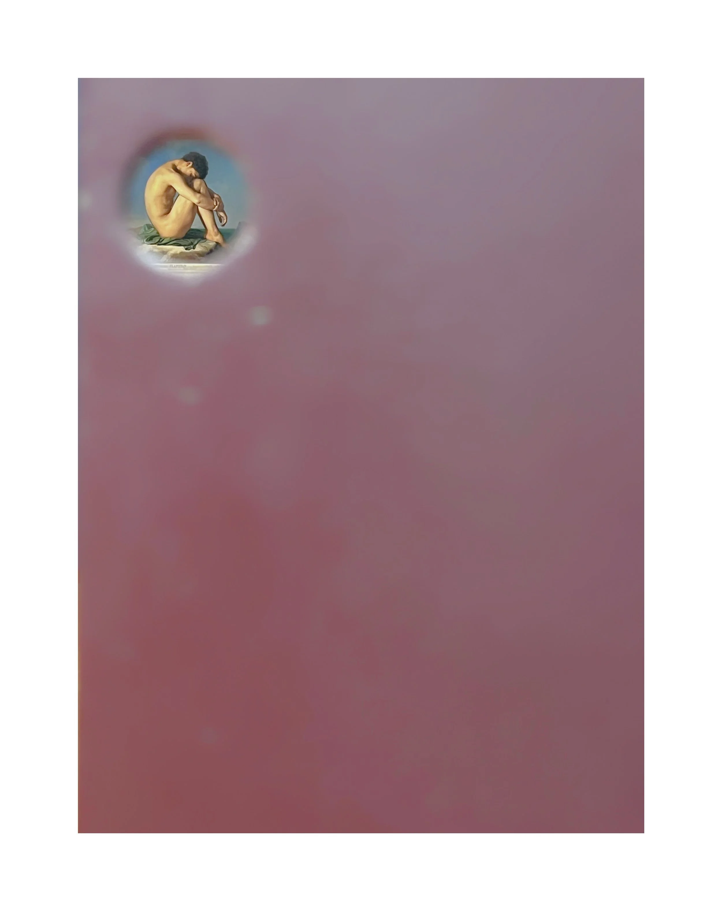 Une image floue avec un petit cercle en haut à gauche contenant une peinture représentant un homme nu assis, se tenant les genoux. La peinture semble ancienne et classique.