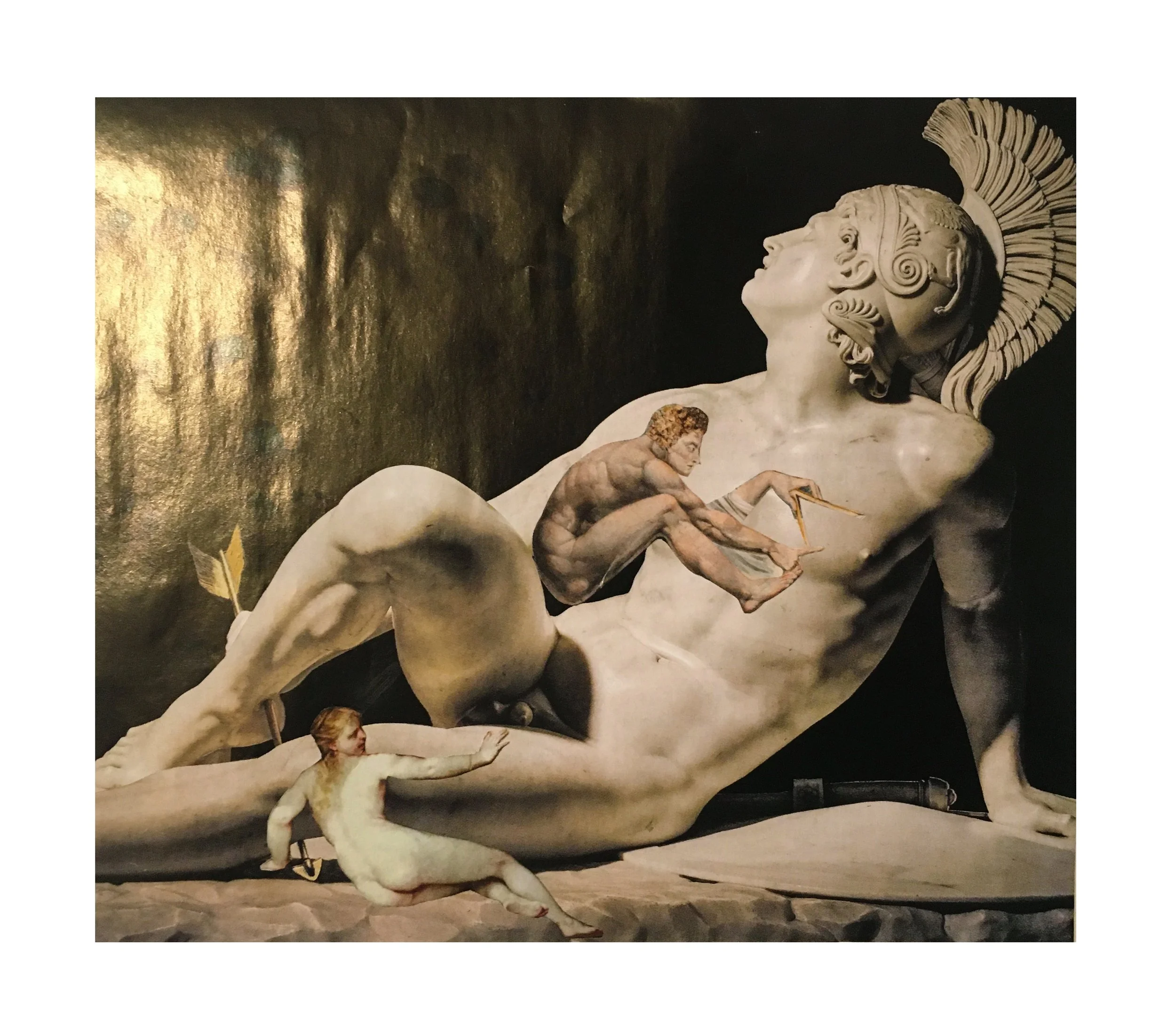 Une sculpture géante en marbre représentant un héros antique, avec deux personnages plus petits autour, un homme avec un arc et une femme poignardant le héros.