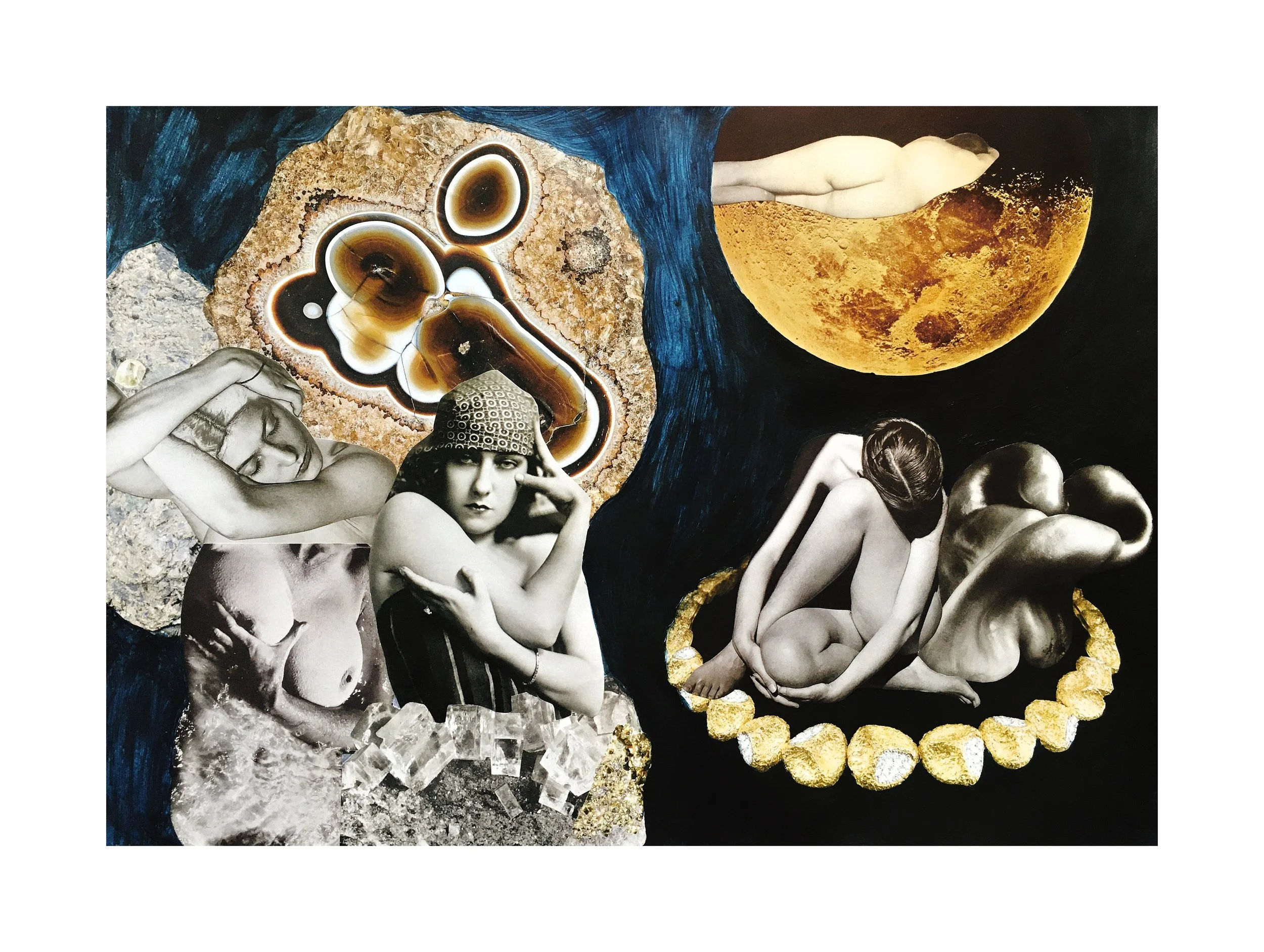 Collage artistique avec des images de femmes nues, une pierre avec des motifs, des cristaux, des éléments dorés, une image de lune, et un arrière-plan noir et bleu.