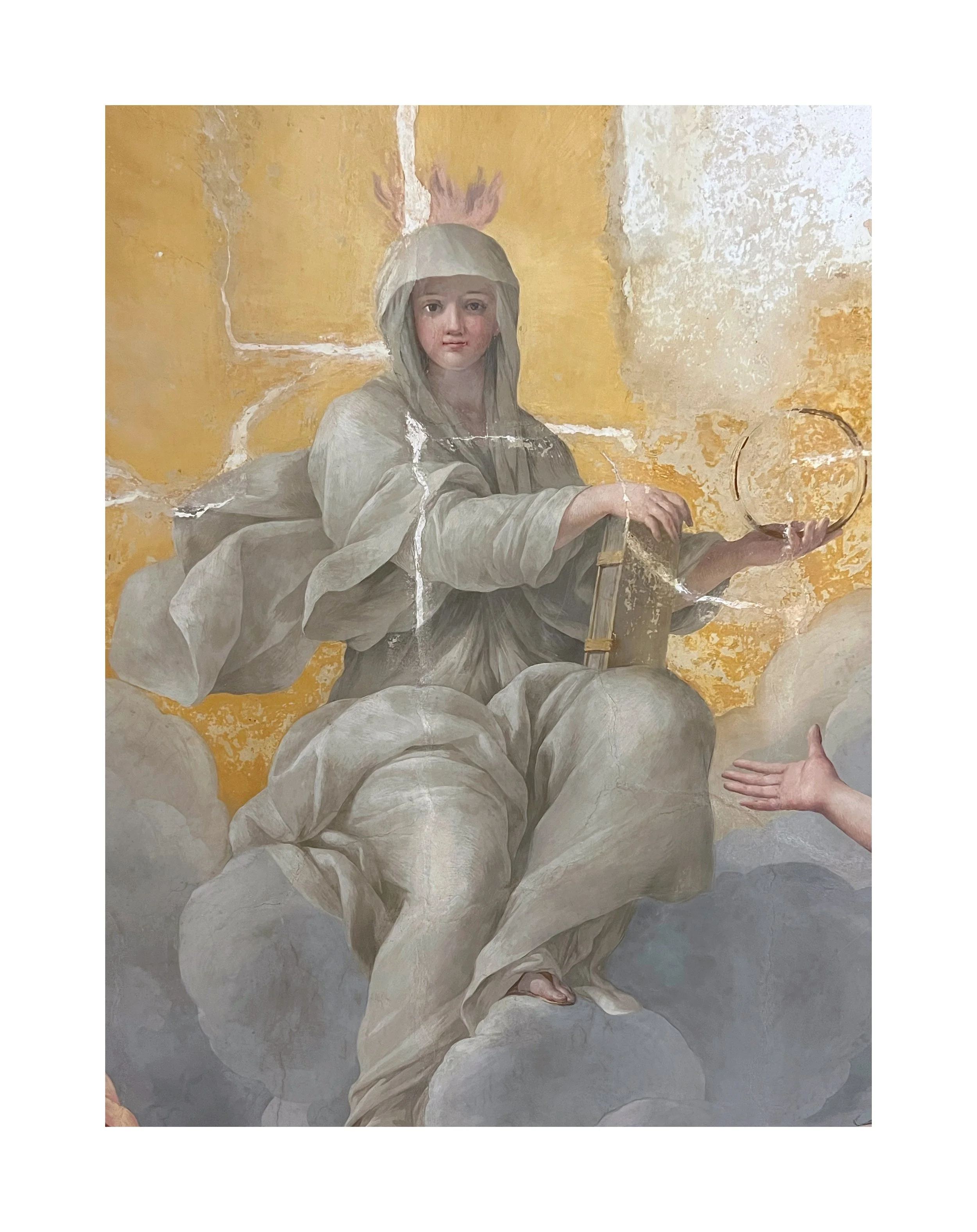 Une peinture représentant une figure féminine céleste, assise sur des nuages, tenant un cercle dans la main droite. La figure porte une robe fluide et un manteau gris, avec une auréole ou un symbole lumineux derrière la tête, sur un fond doré.