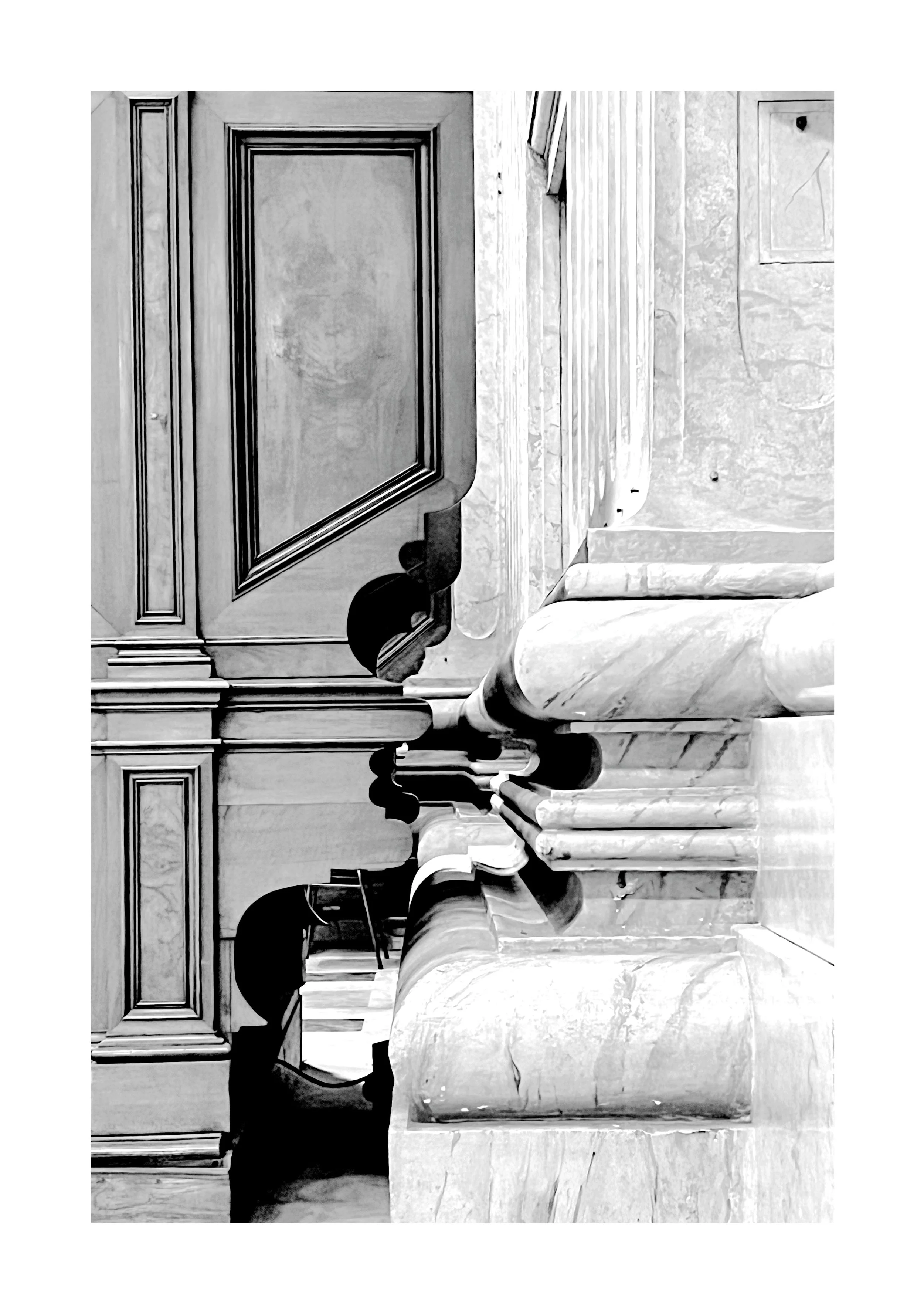 Image en noir et blanc montrant une structure en bois et en pierre avec des détails architecturaux, probablement une partie intérieure d'un bâtiment historique ou un mobilier ancien.