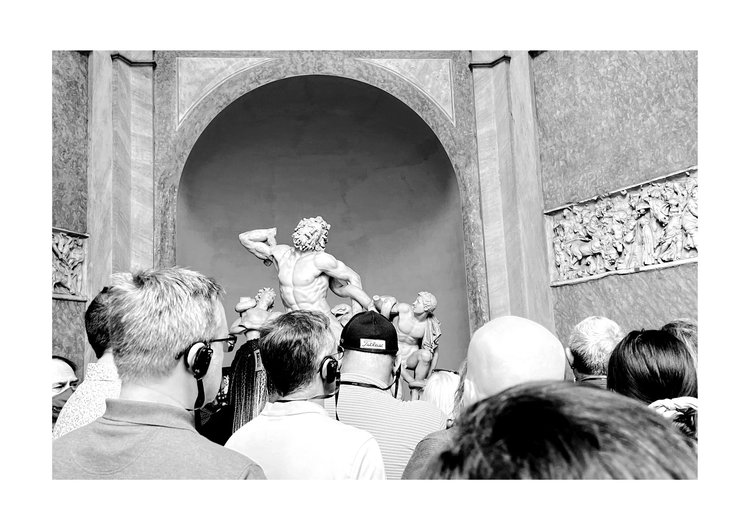 Visiteurs observant la sculpture en marbre de la Fontaine de Praxitèle au Musée de l'Ermitage à Saint-Pétersbourg.