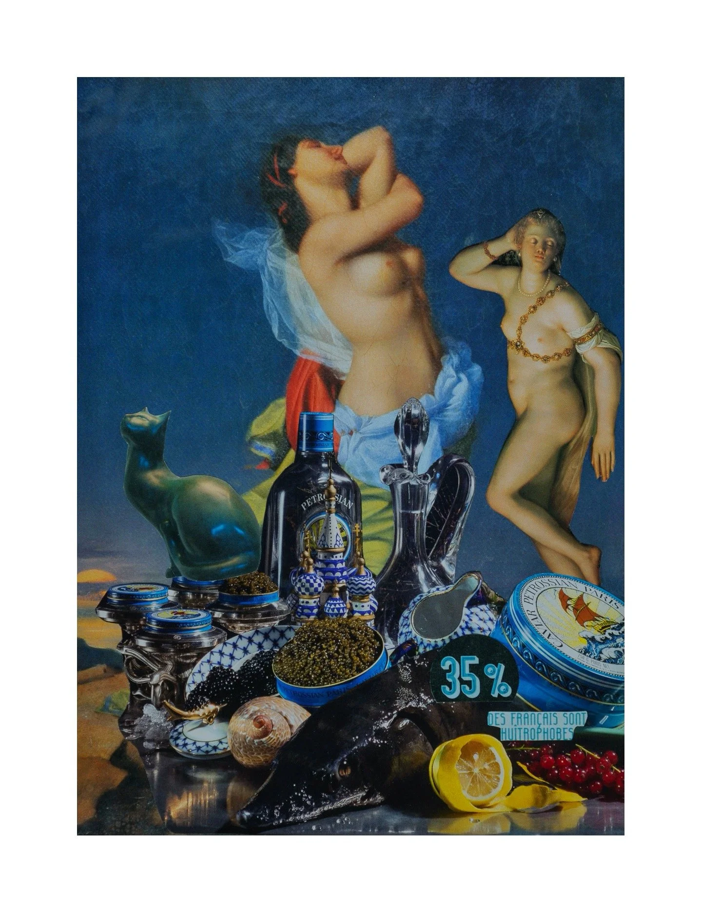 Une composition artistique avec des sculptures classiques et des objets modernes, tels qu'une bouteille d'alcool, des bijoux, un poisson, un citron, et des coffrets, avec un fond de peinture représentant deux femmes nues en style classique.