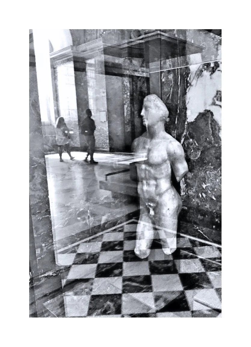 Reflet d'une sculpture de Vénus dans une vitrine, avec deux personnes marchant dans un musée ou une galerie en arrière-plan.