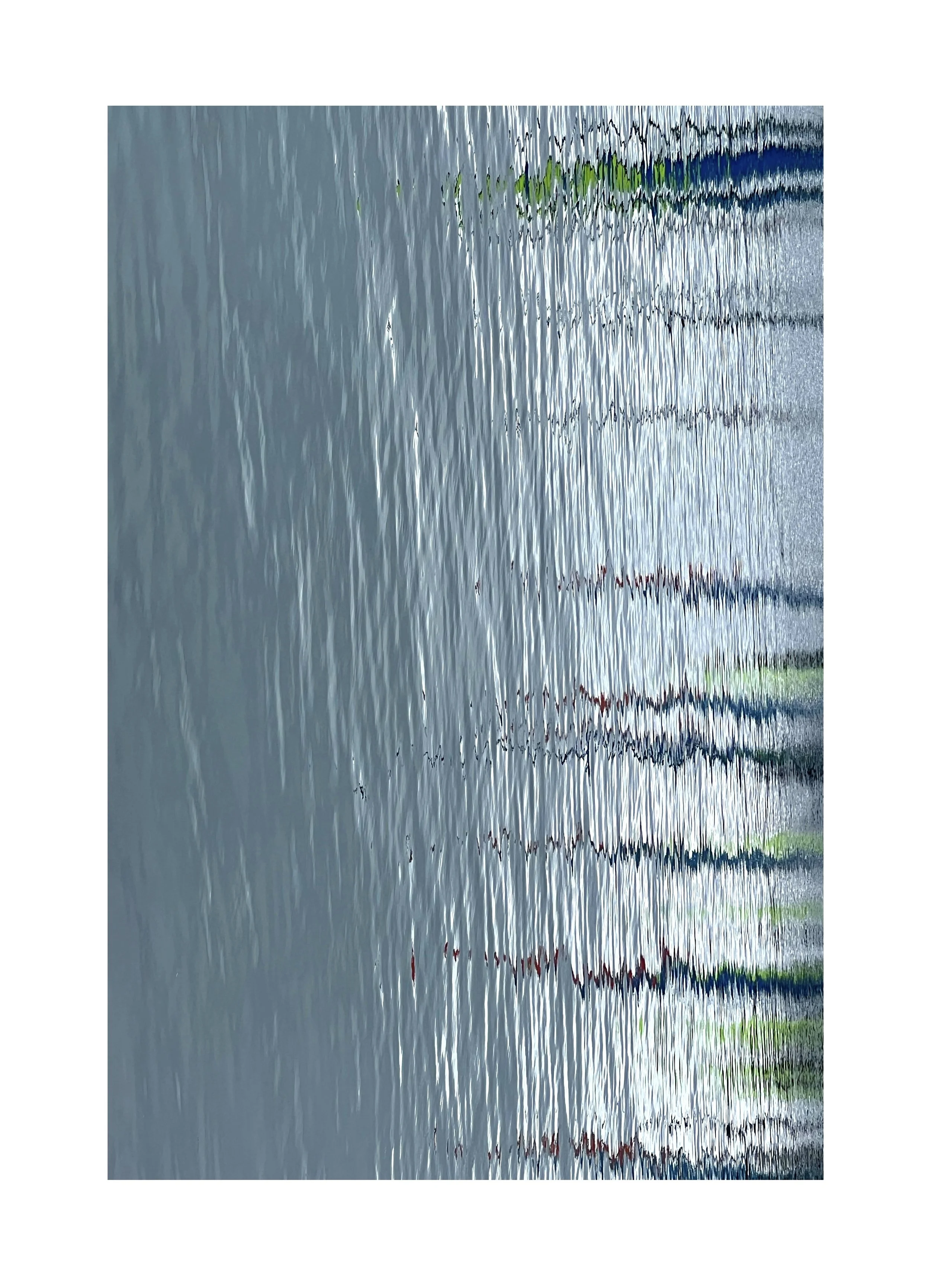 Reflet turbulent de couleurs vert, rouge et bleu sur une surface d'eau.