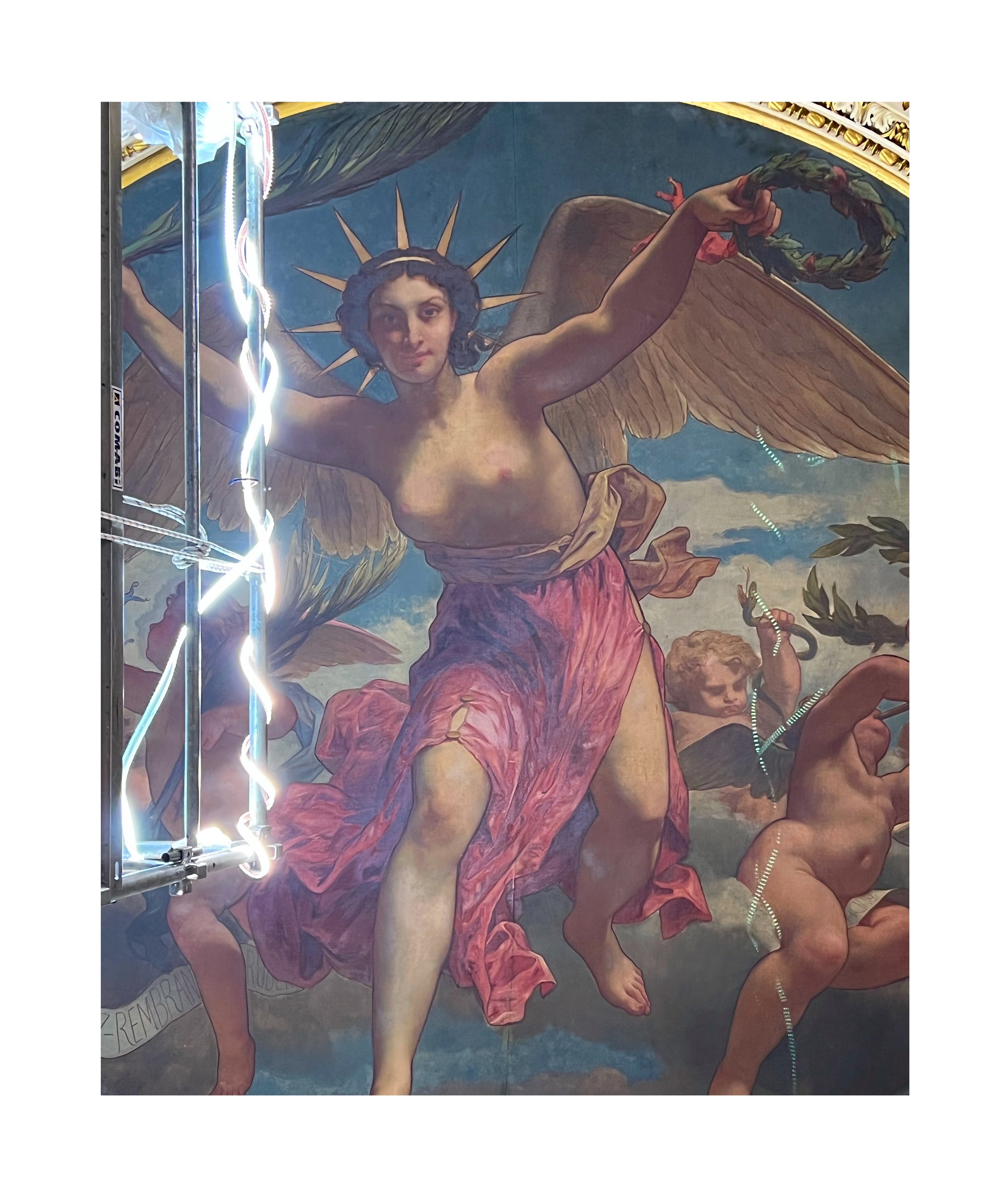 Une peinture représentant une figure ailée avec une couronne de rayons et une robe rose, dans un style classique.