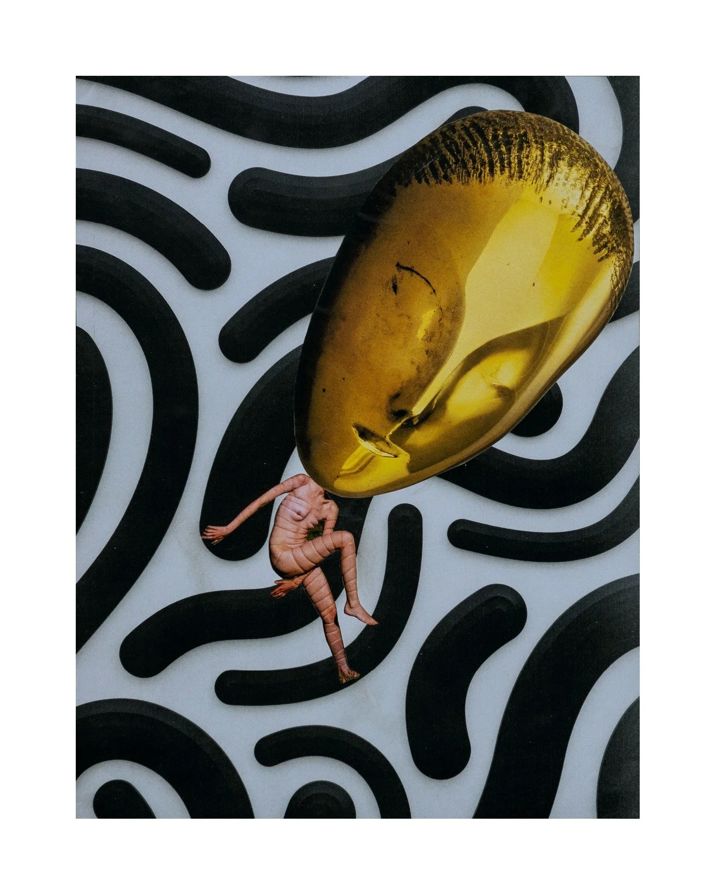 Une illustration surréaliste représentant un homme tête en bas avec un corps humain de vers, tenant une grande cuillère en or contenant une banane coupée, sur un fond de motifs abstraits noirs et blancs.
