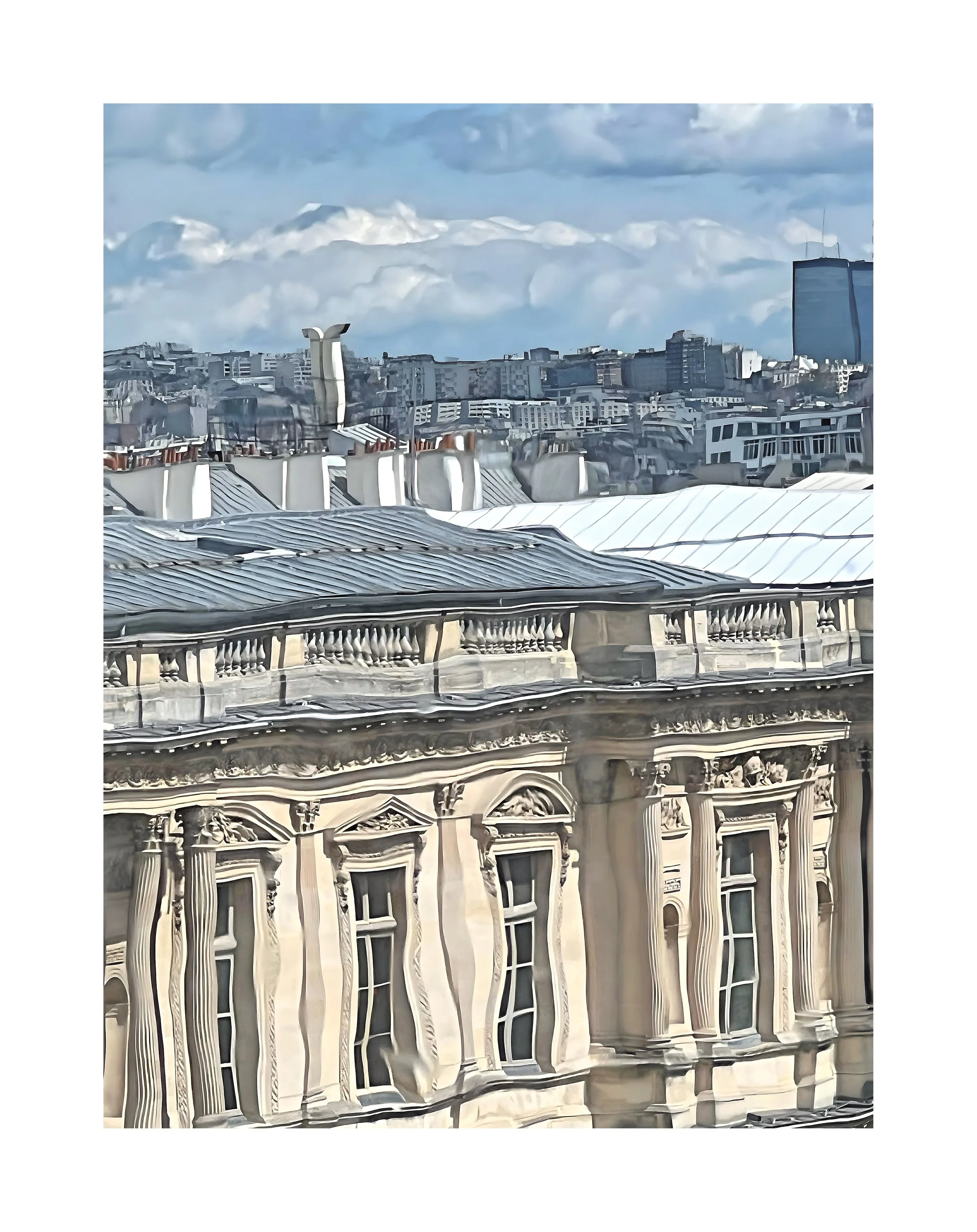 Image d'une ville avec un bâtiment ancien en premier plan et des bâtiments modernes en arrière-plan, sous un ciel nuageux.