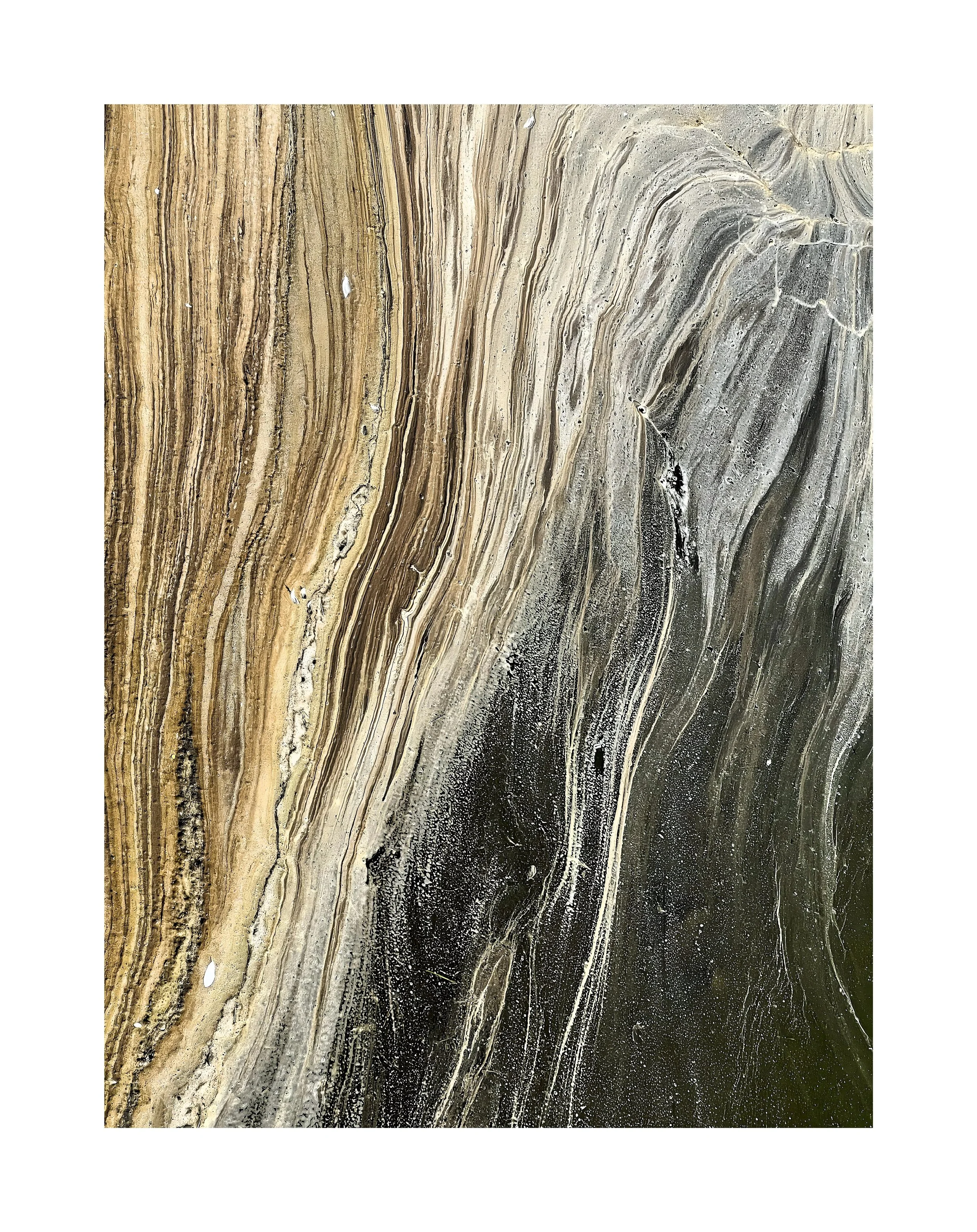 Surface rocheuse avec stries verticales de couleurs beige, marron, noir et gris