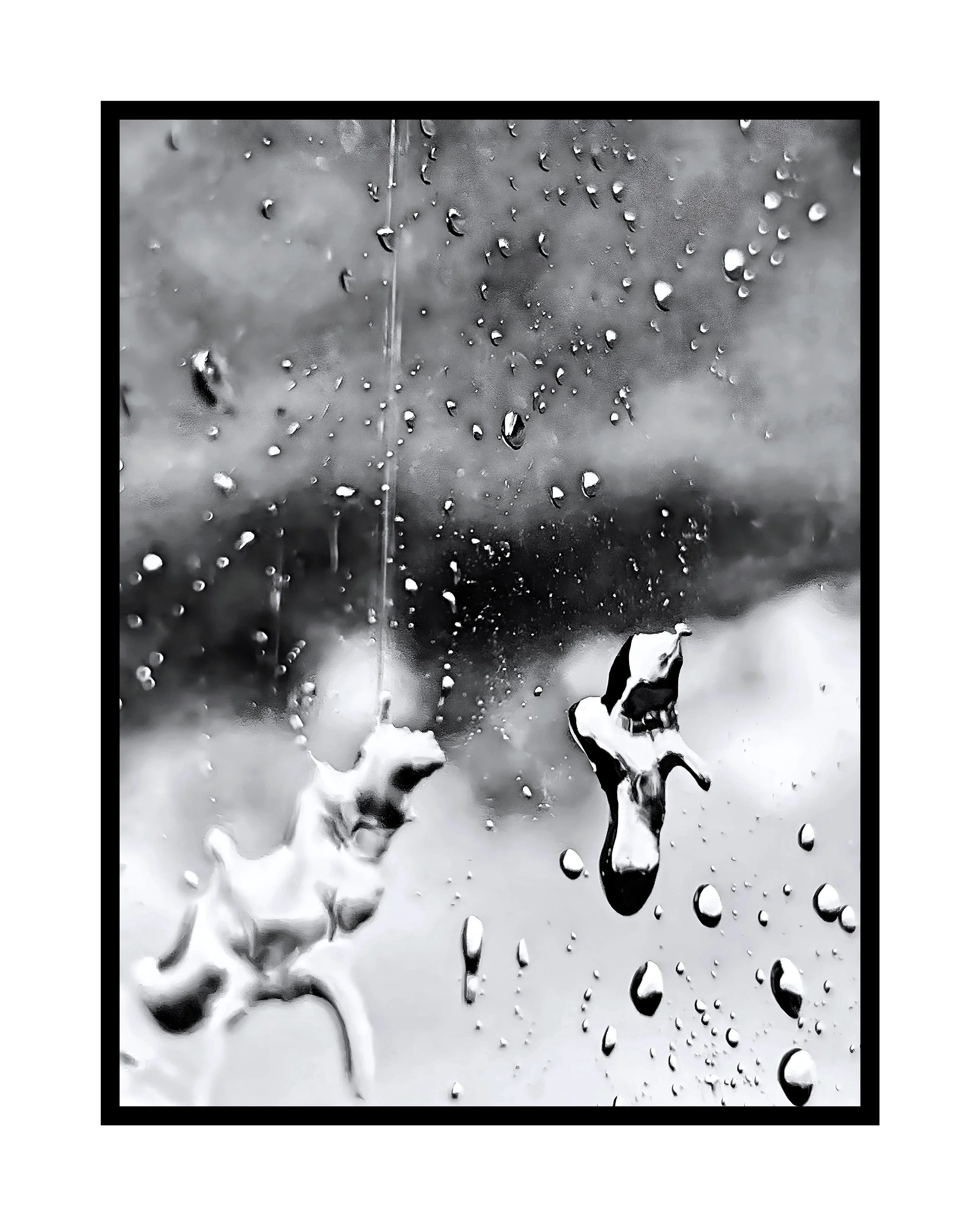 Gouttes d'eau tombant sur une surface en verre avec des éclaboussures et des reflets, image en noir et blanc.