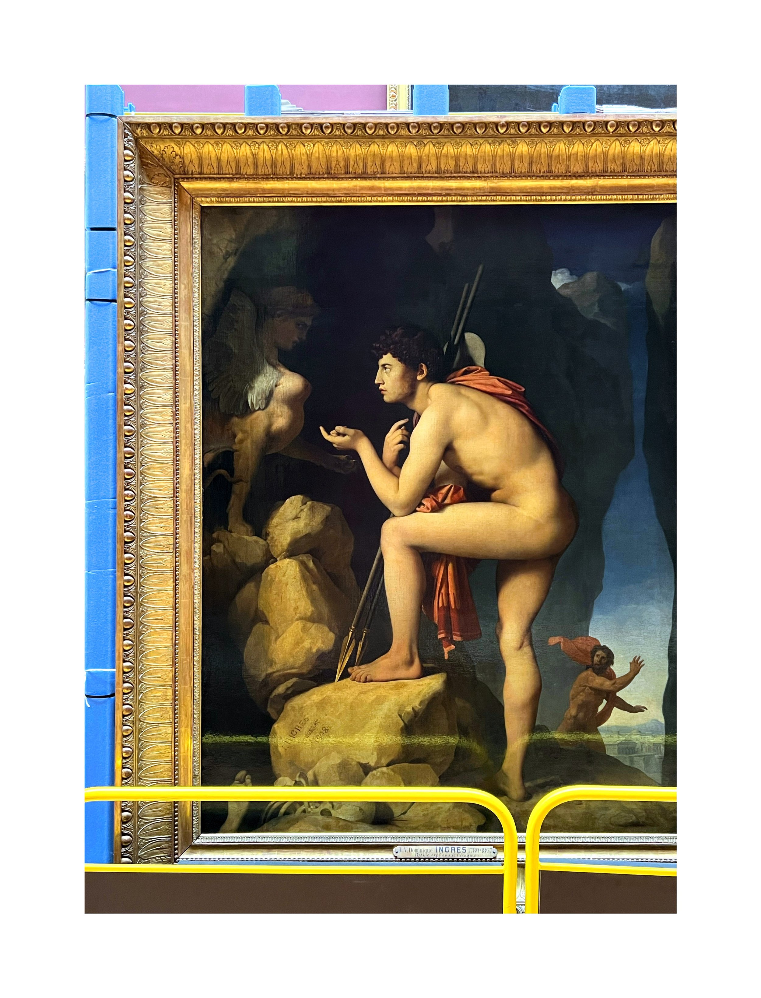 Une peinture emblématique représentant Adam et Ève dans le jardin, avec un homme en arrière-plan, dans un cadre doré exposé dans un musée.