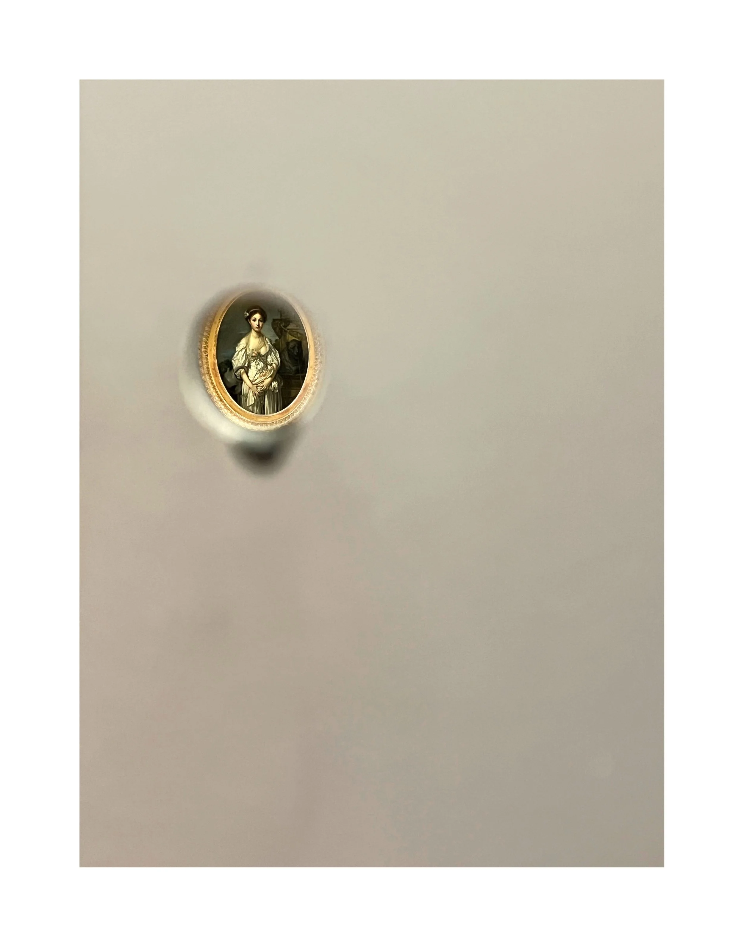 Une image montre un plafond avec un cadre ovale contenant une peinture d'une femme en vêtement historique.