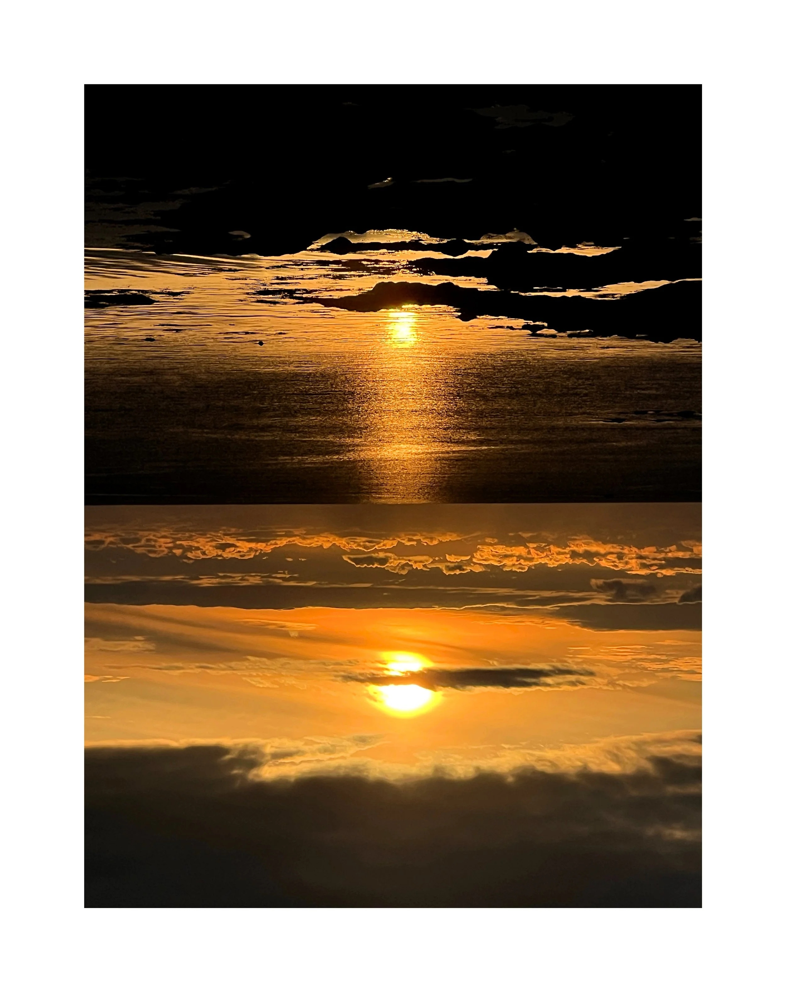 Coucher de soleil sur l'océan avec des nuages, reflet doré sur l'eau et ciel aux couleurs chaudes.