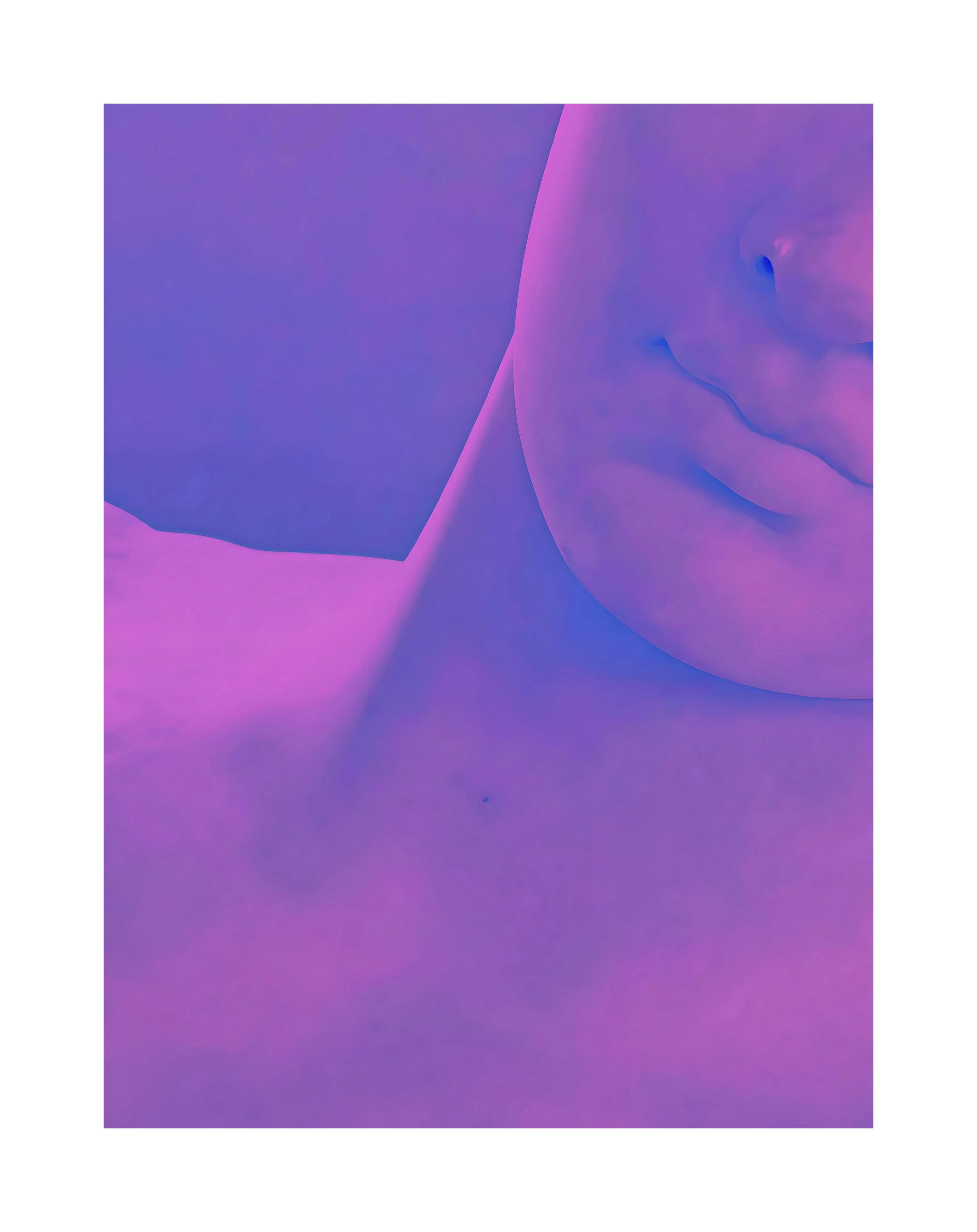 Photo d'une partie du visage et du torse d'une personne avec un filtre violet et bleu.