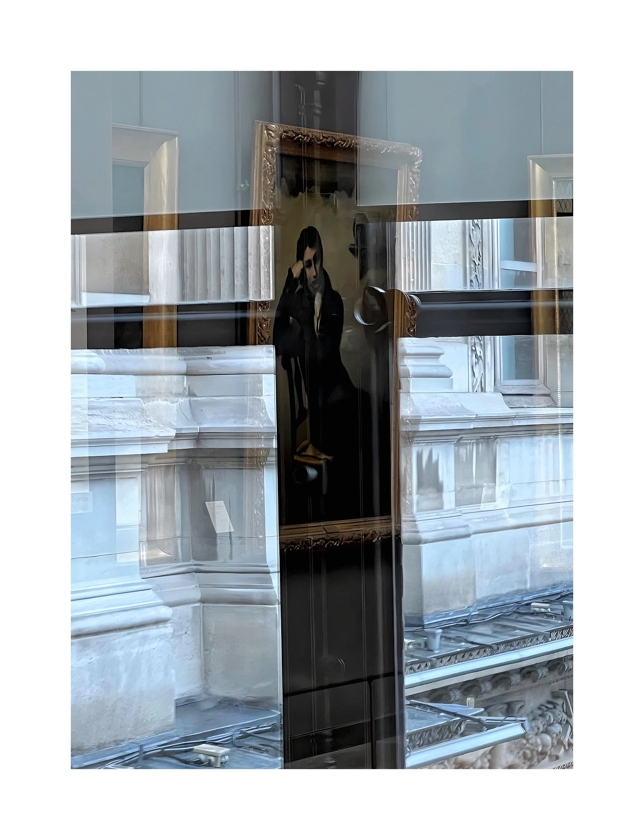 Reflet d'une femme dans une vitrine d'une boutique d'antiquités ou d'art, avec des meubles anciens en arrière-plan.